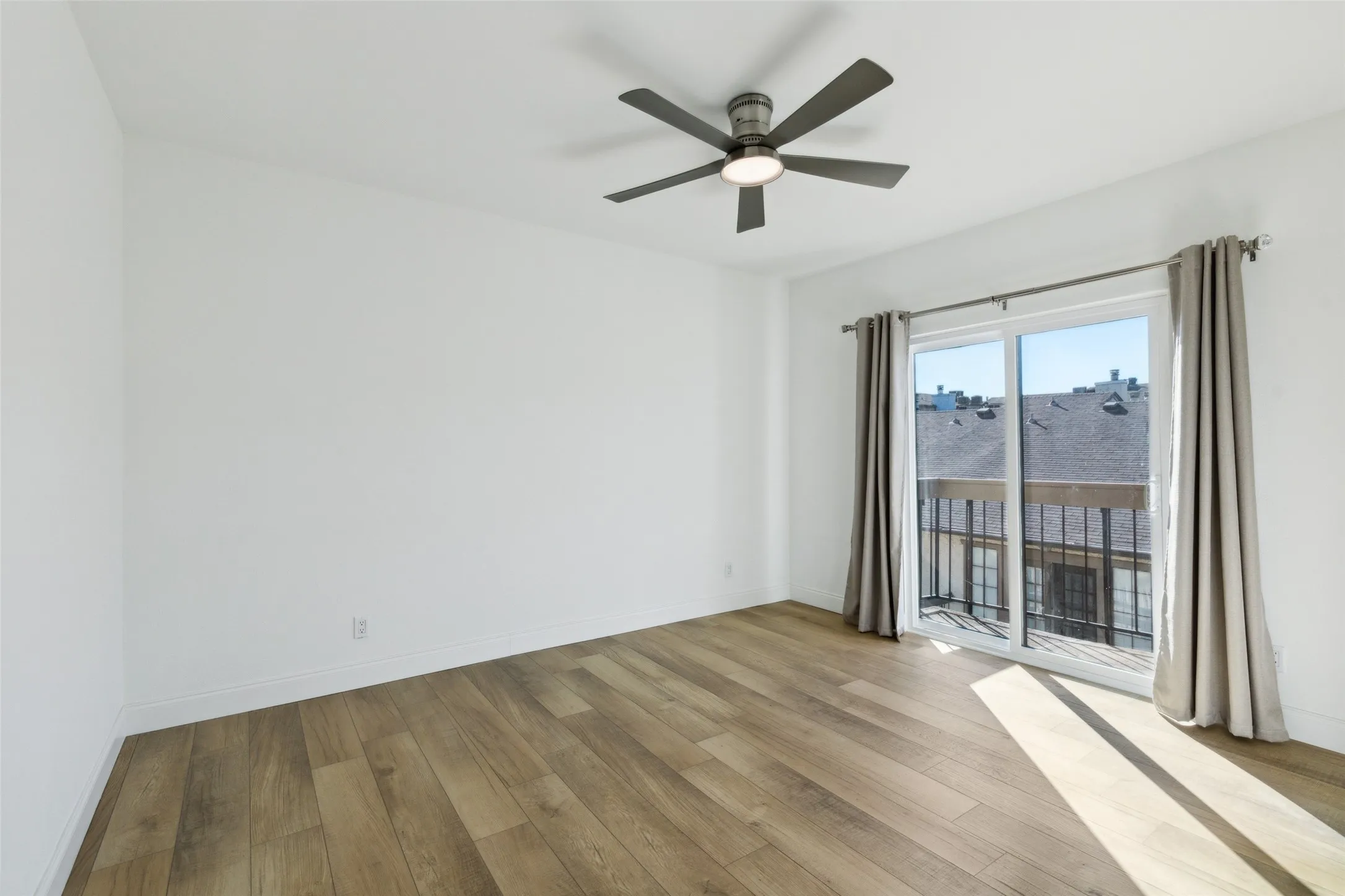 Condominium For Sale in Dallas County , 8750 Park Lane 132, Dallas, Texas 75231, 1 Bedroom, 1 Bathroom, 1 Garage spaces, 701 Sqft, built in 1982, Preowned, mls#21231796, Real Estate Agent in Dallas, Homes For Sale in Dallas county, Homes For Sale in Dallas, Realtor in Dallas Texas, Real Estate Brokerage Independent Realty Texas, Luminita Cordes Realtor