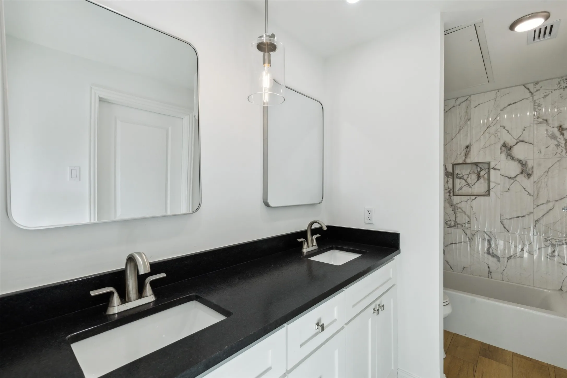 Condominium For Sale in Dallas County , 8750 Park Lane 132, Dallas, Texas 75231, 1 Bedroom, 1 Bathroom, 1 Garage spaces, 701 Sqft, built in 1982, Preowned, mls#21231796, Real Estate Agent in Dallas, Homes For Sale in Dallas county, Homes For Sale in Dallas, Realtor in Dallas Texas, Real Estate Brokerage Independent Realty Texas, Luminita Cordes Realtor