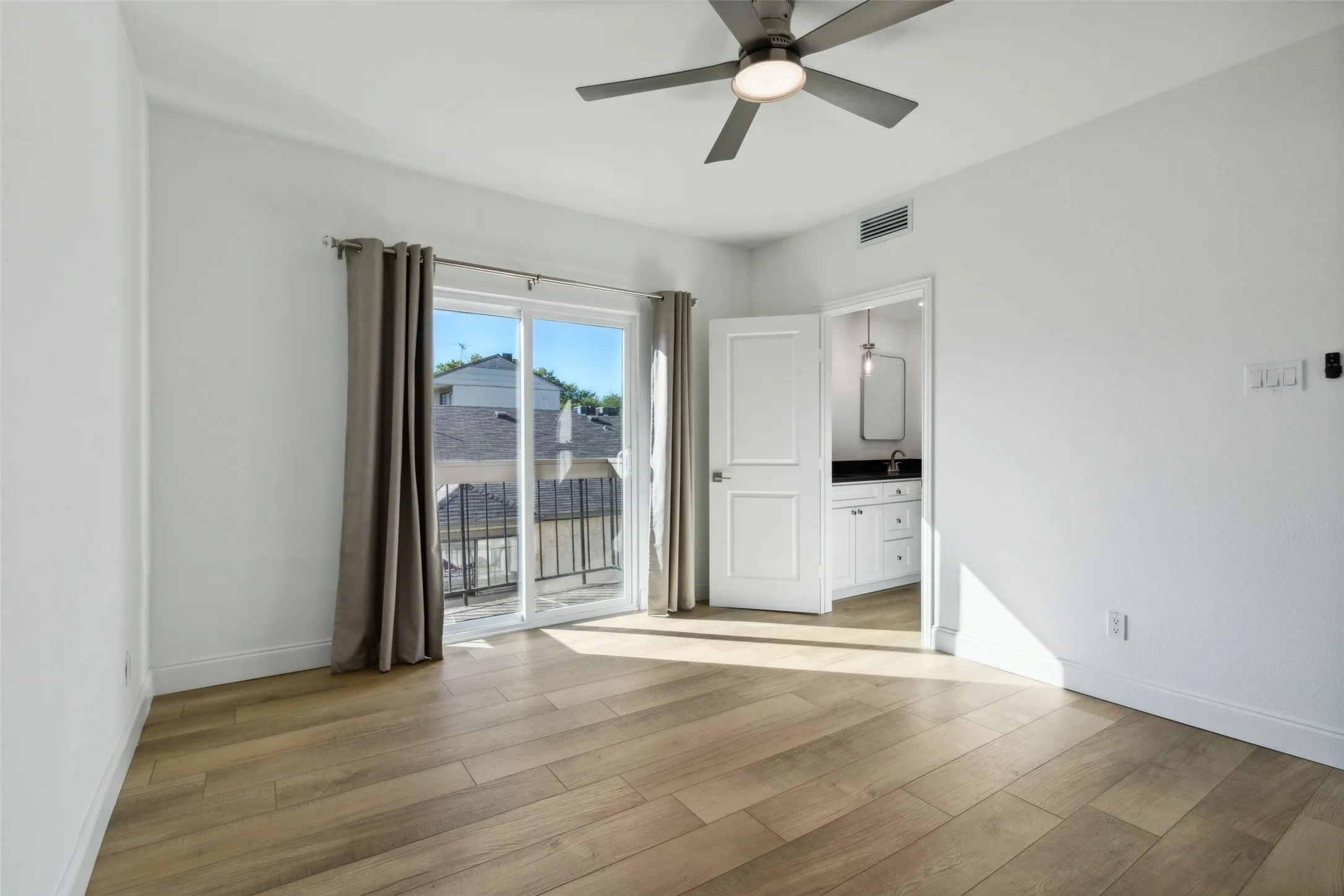 Condominium For Sale in Dallas County , 8750 Park Lane 132, Dallas, Texas 75231, 1 Bedroom, 1 Bathroom, 1 Garage spaces, 701 Sqft, built in 1982, Preowned, mls#21231796, Real Estate Agent in Dallas, Homes For Sale in Dallas county, Homes For Sale in Dallas, Realtor in Dallas Texas, Real Estate Brokerage Independent Realty Texas, Luminita Cordes Realtor