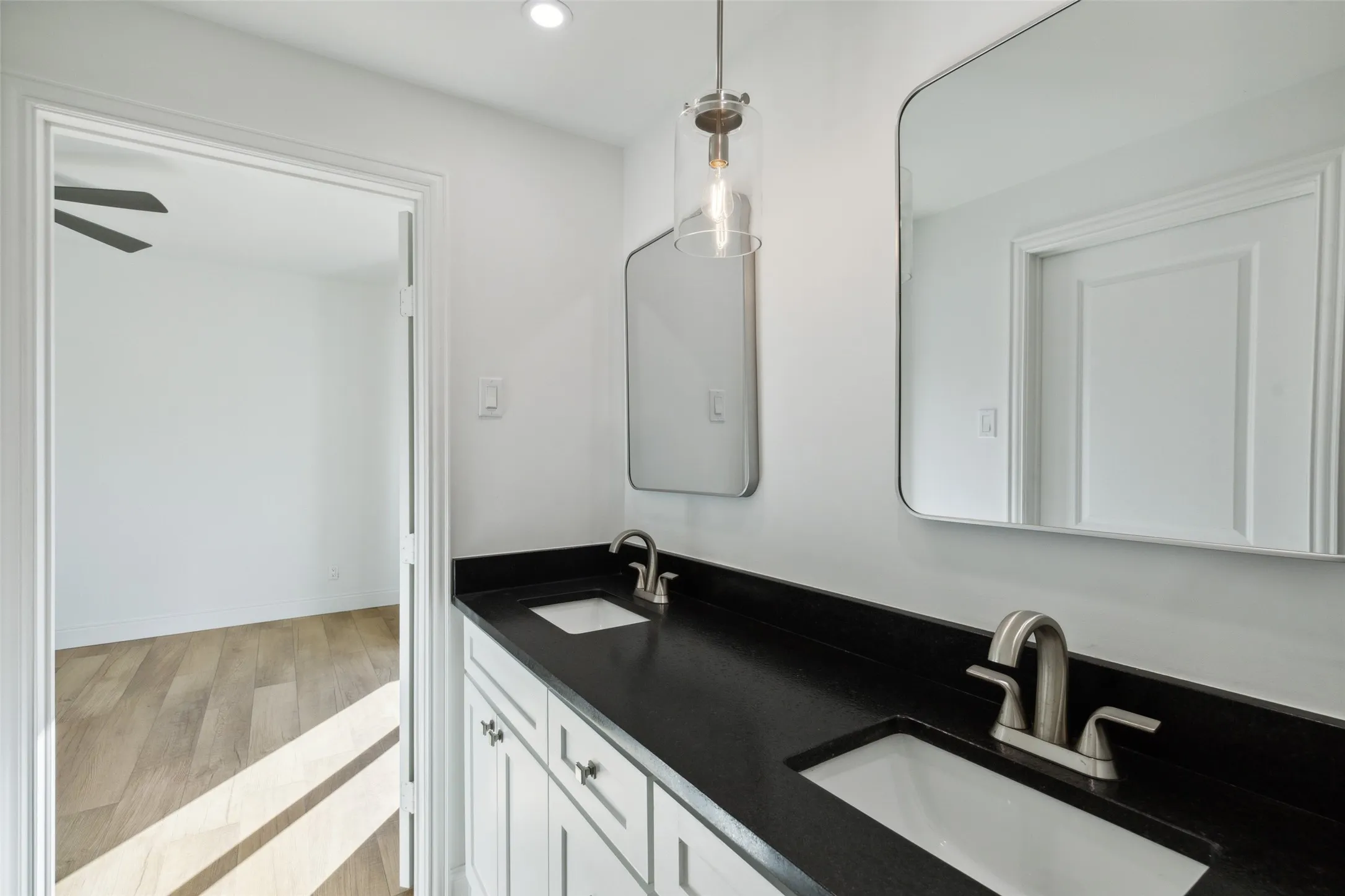 Condominium For Sale in Dallas County , 8750 Park Lane 132, Dallas, Texas 75231, 1 Bedroom, 1 Bathroom, 1 Garage spaces, 701 Sqft, built in 1982, Preowned, mls#21231796, Real Estate Agent in Dallas, Homes For Sale in Dallas county, Homes For Sale in Dallas, Realtor in Dallas Texas, Real Estate Brokerage Independent Realty Texas, Luminita Cordes Realtor