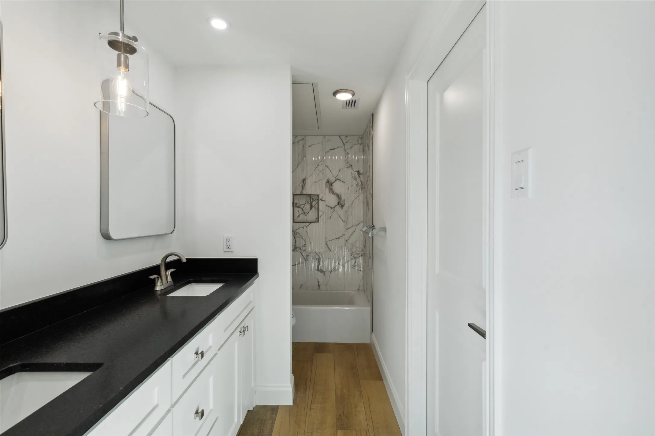 Condominium For Sale in Dallas County , 8750 Park Lane 132, Dallas, Texas 75231, 1 Bedroom, 1 Bathroom, 1 Garage spaces, 701 Sqft, built in 1982, Preowned, mls#21231796, Real Estate Agent in Dallas, Homes For Sale in Dallas county, Homes For Sale in Dallas, Realtor in Dallas Texas, Real Estate Brokerage Independent Realty Texas, Luminita Cordes Realtor