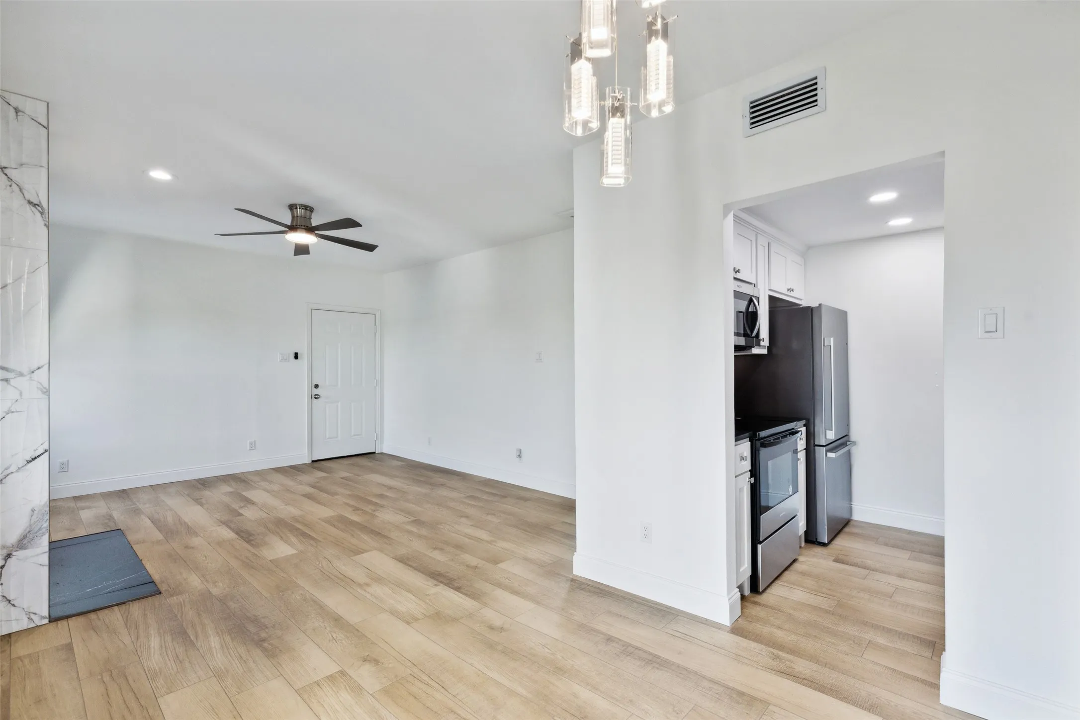 Condominium For Sale in Dallas County , 8750 Park Lane 132, Dallas, Texas 75231, 1 Bedroom, 1 Bathroom, 1 Garage spaces, 701 Sqft, built in 1982, Preowned, mls#21231796, Real Estate Agent in Dallas, Homes For Sale in Dallas county, Homes For Sale in Dallas, Realtor in Dallas Texas, Real Estate Brokerage Independent Realty Texas, Luminita Cordes Realtor