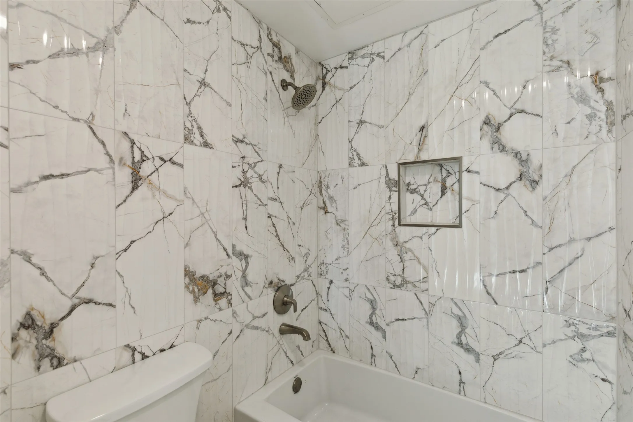 Condominium For Sale in Dallas County , 8750 Park Lane 132, Dallas, Texas 75231, 1 Bedroom, 1 Bathroom, 1 Garage spaces, 701 Sqft, built in 1982, Preowned, mls#21231796, Real Estate Agent in Dallas, Homes For Sale in Dallas county, Homes For Sale in Dallas, Realtor in Dallas Texas, Real Estate Brokerage Independent Realty Texas, Luminita Cordes Realtor