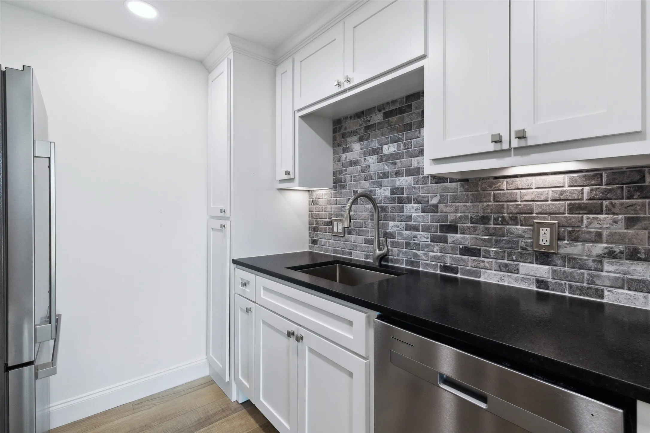 Condominium For Sale in Dallas County , 8750 Park Lane 132, Dallas, Texas 75231, 1 Bedroom, 1 Bathroom, 1 Garage spaces, 701 Sqft, built in 1982, Preowned, mls#21231796, Real Estate Agent in Dallas, Homes For Sale in Dallas county, Homes For Sale in Dallas, Realtor in Dallas Texas, Real Estate Brokerage Independent Realty Texas, Luminita Cordes Realtor