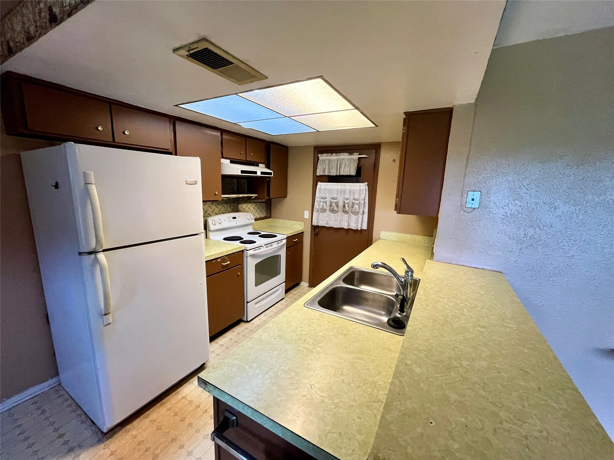 Single Family Residence For Sale in Dallas County , 858 Lexington Drive, Lancaster, Texas 75134, 3 Bedrooms, 2 Bathrooms, 2 Garage spaces, 1,308 Sqft, built in 1970, Preowned, Price $195,000, mls#21237639, Real Estate Agent in Lancaster, Homes For Sale in Dallas county, Homes For Sale in Lancaster, Realtor in Lancaster Texas, Real Estate Brokerage Independent Realty Texas, Luminita Cordes Realtor