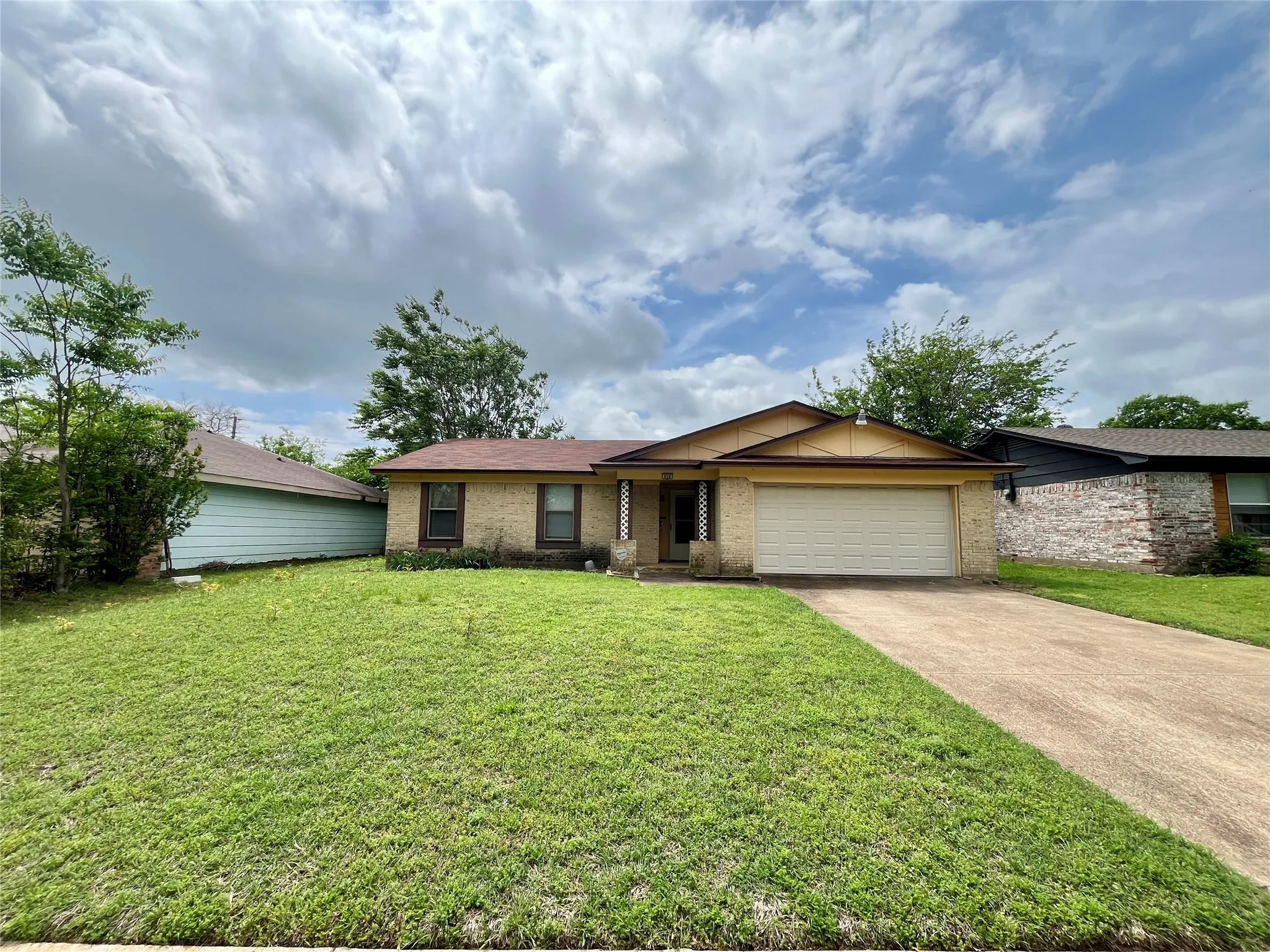 Single Family Residence For Sale in Dallas County , 858 Lexington Drive, Lancaster, Texas 75134, 3 Bedrooms, 2 Bathrooms, 2 Garage spaces, 1,308 Sqft, built in 1970, Preowned, Price $195,000, mls#21237639, Real Estate Agent in Lancaster, Homes For Sale in Dallas county, Homes For Sale in Lancaster, Realtor in Lancaster Texas, Real Estate Brokerage Independent Realty Texas, Luminita Cordes Realtor