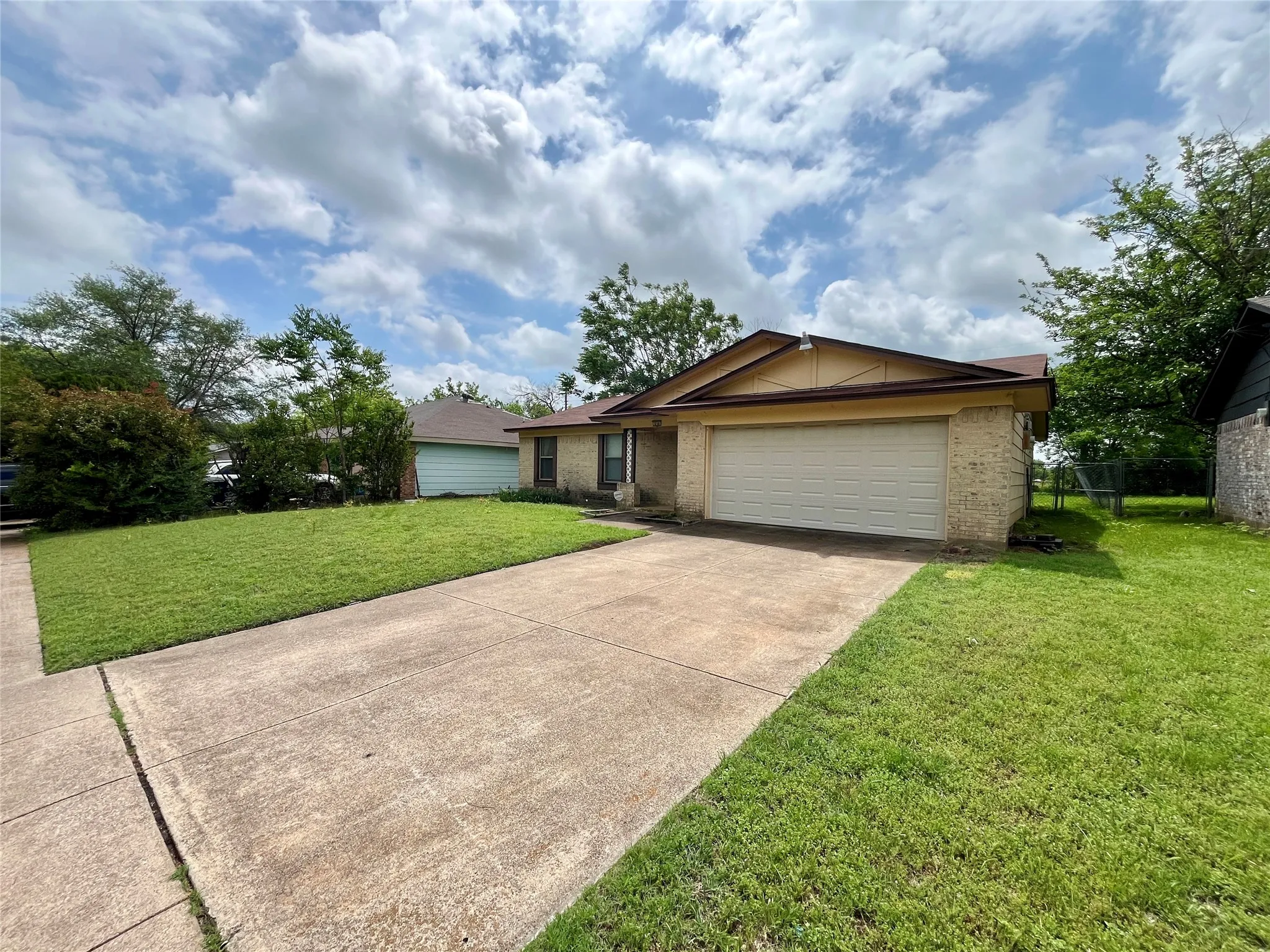 Single Family Residence For Sale in Dallas County , 858 Lexington Drive, Lancaster, Texas 75134, 3 Bedrooms, 2 Bathrooms, 2 Garage spaces, 1,308 Sqft, built in 1970, Preowned, Price $195,000, mls#21237639, Real Estate Agent in Lancaster, Homes For Sale in Dallas county, Homes For Sale in Lancaster, Realtor in Lancaster Texas, Real Estate Brokerage Independent Realty Texas, Luminita Cordes Realtor