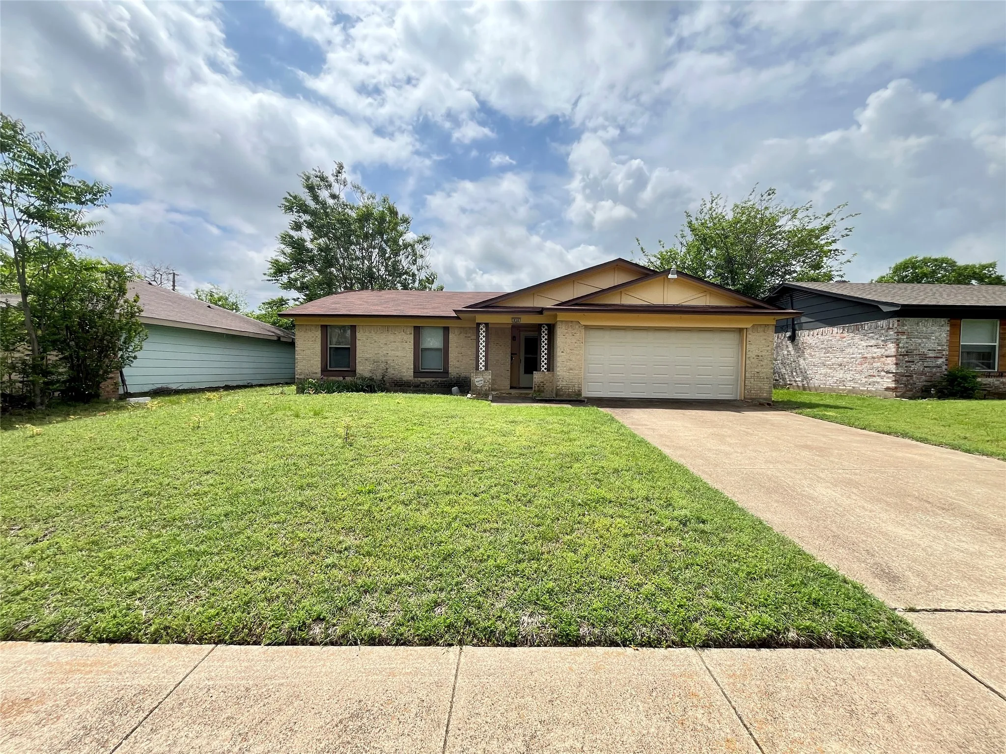 Single Family Residence For Sale in Dallas County , 858 Lexington Drive, Lancaster, Texas 75134, 3 Bedrooms, 2 Bathrooms, 2 Garage spaces, 1,308 Sqft, built in 1970, Preowned, Price $195,000, mls#21237639, Real Estate Agent in Lancaster, Homes For Sale in Dallas county, Homes For Sale in Lancaster, Realtor in Lancaster Texas, Real Estate Brokerage Independent Realty Texas, Luminita Cordes Realtor