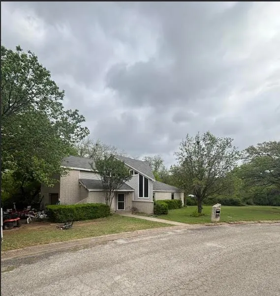 Single Family Residence For Sale in Montague County , 6 Creekwood Trail, Bowie, Texas 76230, 4 Bedroom, 3 Bathroom, 1 Garage spaces, 1,992 Sqft, built in 2001, mls#21227842, Real Estate Agent in Bowie, Homes For Sale in Montague county, Homes For Sale in Bowie, Realtor in Bowie Texas, Real Estate Brokerage Independent Realty Texas, Luminita Cordes Realtor