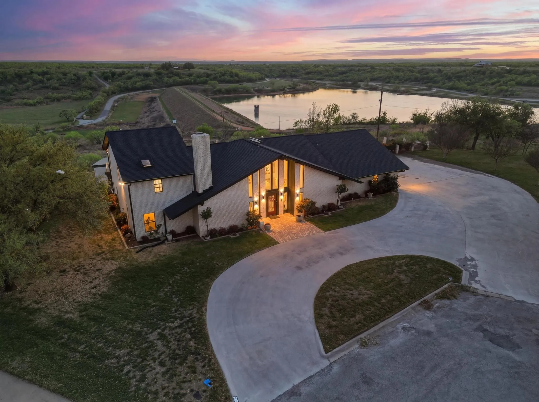 Single Family Residence For Sale in Coleman County , 1505 Hillcrest Street, Coleman, Texas 76834, 4 Bedroom, 4 Bathroom, 4 Garage spaces, 3,300 Sqft, built in 1984, Preowned, mls#21223460, Real Estate Agent in Coleman, Homes For Sale in Coleman county, Homes For Sale in Coleman, Realtor in Coleman Texas, Real Estate Brokerage Independent Realty Texas, Luminita Cordes Realtor