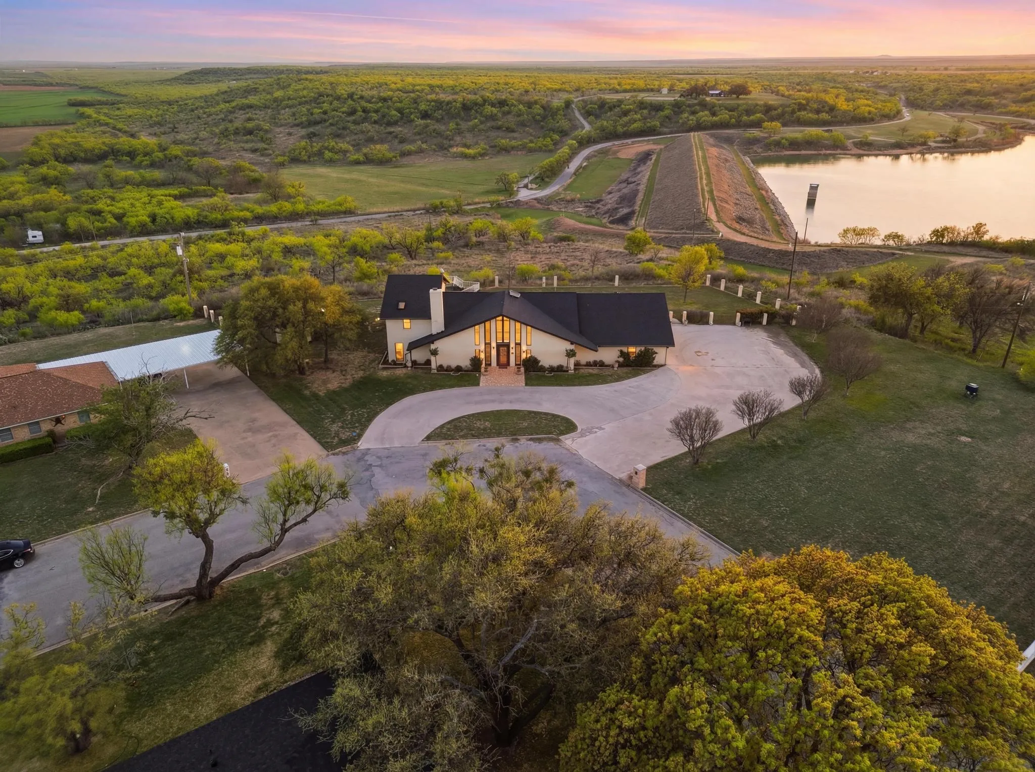 Single Family Residence For Sale in Coleman County , 1505 Hillcrest Street, Coleman, Texas 76834, 4 Bedroom, 4 Bathroom, 4 Garage spaces, 3,300 Sqft, built in 1984, Preowned, mls#21223460, Real Estate Agent in Coleman, Homes For Sale in Coleman county, Homes For Sale in Coleman, Realtor in Coleman Texas, Real Estate Brokerage Independent Realty Texas, Luminita Cordes Realtor