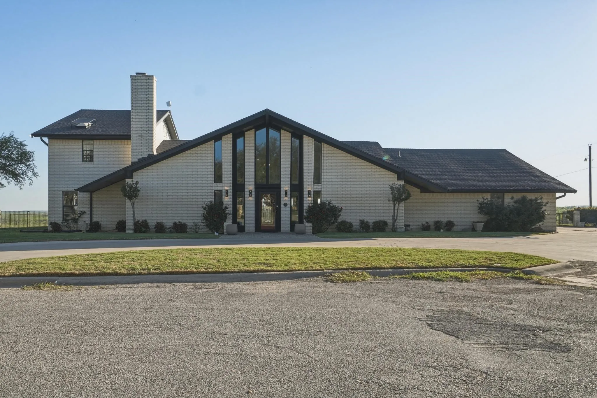 Single Family Residence For Sale in Coleman County , 1505 Hillcrest Street, Coleman, Texas 76834, 4 Bedroom, 4 Bathroom, 4 Garage spaces, 3,300 Sqft, built in 1984, Preowned, mls#21223460, Real Estate Agent in Coleman, Homes For Sale in Coleman county, Homes For Sale in Coleman, Realtor in Coleman Texas, Real Estate Brokerage Independent Realty Texas, Luminita Cordes Realtor