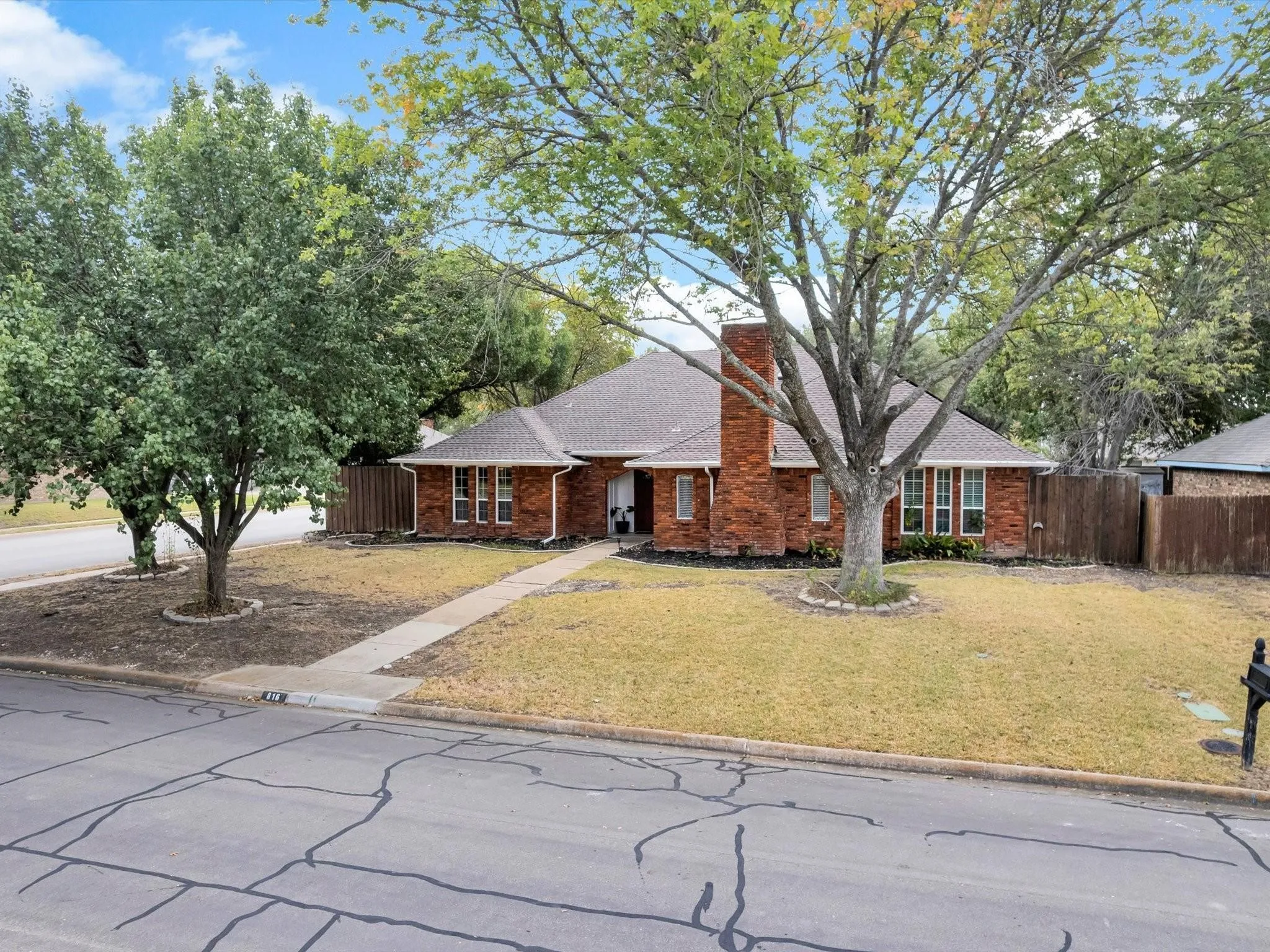 Single Family Residence For Sale in Collin County , 816 Autumn Lake Drive, Allen, Texas 75002, 4 Bedroom, 2 Bathroom, 2 Garage spaces, 2,240 Sqft, built in 1976, Preowned, mls#21237582, Real Estate Agent in Allen, Homes For Sale in Collin county, Homes For Sale in Allen, Realtor in Allen Texas, Real Estate Brokerage Independent Realty Texas, Luminita Cordes Realtor