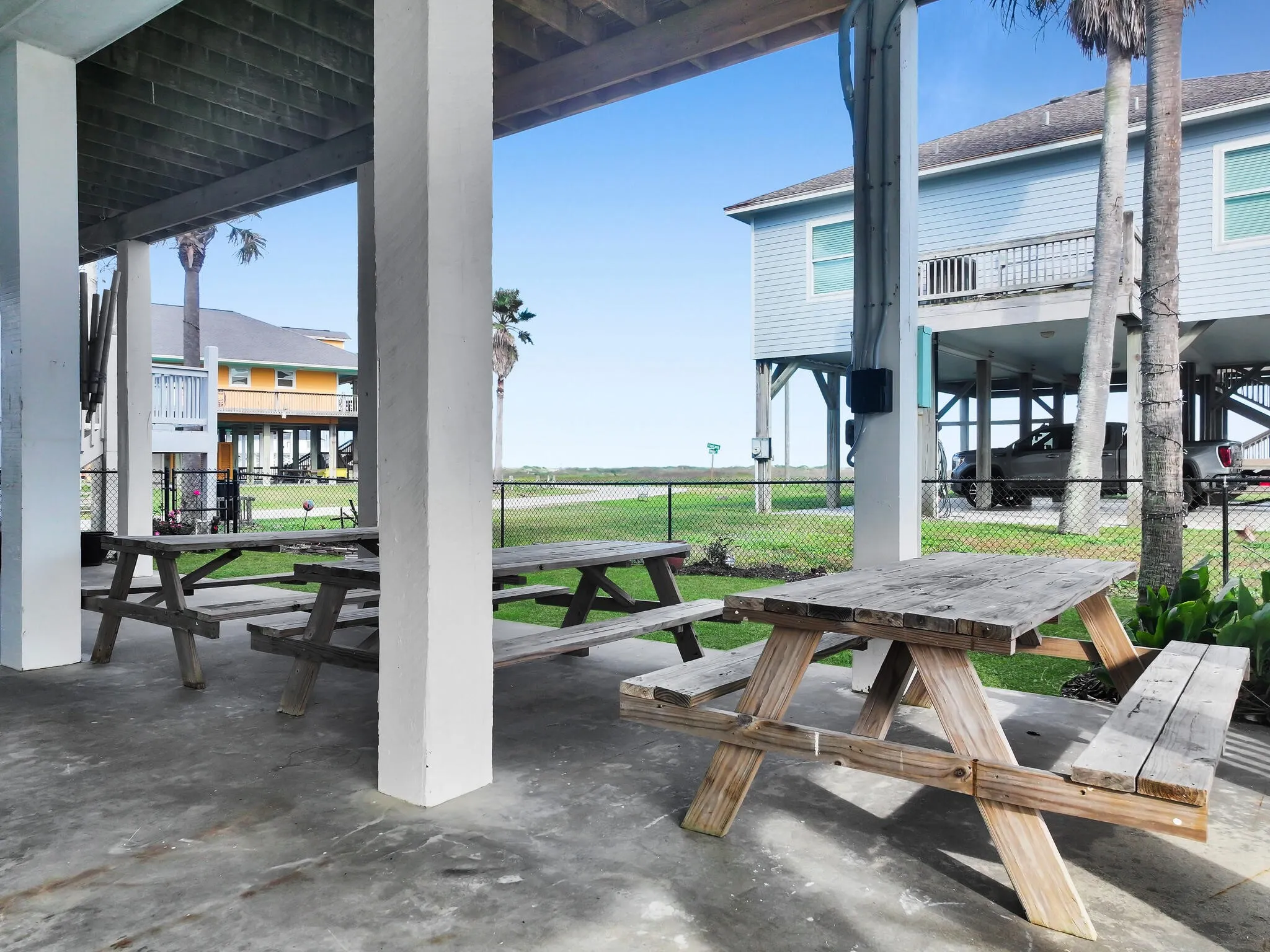 Single Family Residence For Sale in Galveston County , 931 Bahama Dr, Crystal Beach, Texas 77650, 4 Bedroom, 3 Bathroom, 1 Garage spaces, 2,392 Sqft, built in 2011, Preowned, mls#21237676, Real Estate Agent in Crystal Beach, Homes For Sale in Galveston county, Homes For Sale in Crystal Beach, Realtor in Crystal Beach Texas, Real Estate Brokerage Independent Realty Texas, Luminita Cordes Realtor