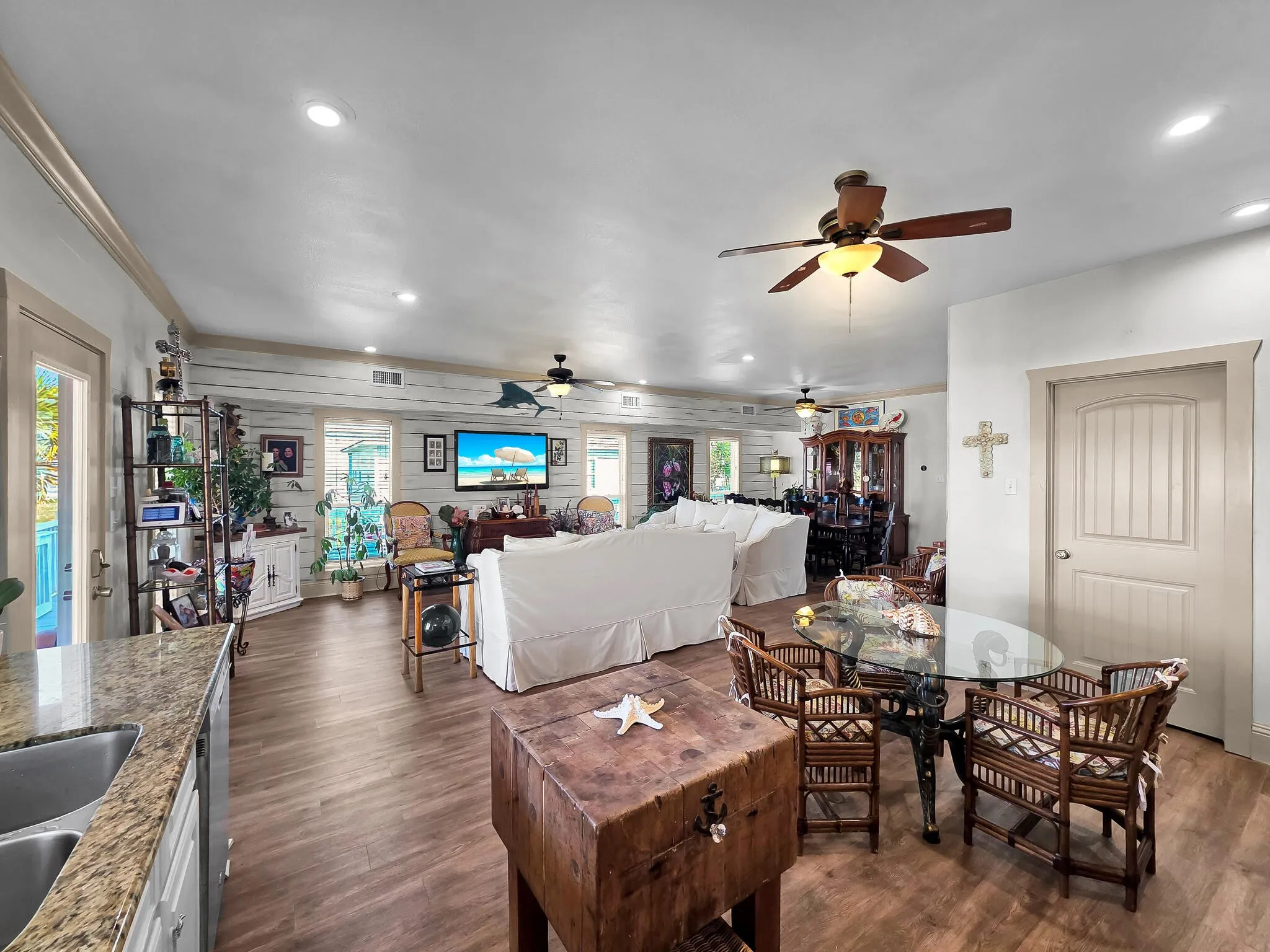 Single Family Residence For Sale in Galveston County , 931 Bahama Dr, Crystal Beach, Texas 77650, 4 Bedroom, 3 Bathroom, 1 Garage spaces, 2,392 Sqft, built in 2011, Preowned, mls#21237676, Real Estate Agent in Crystal Beach, Homes For Sale in Galveston county, Homes For Sale in Crystal Beach, Realtor in Crystal Beach Texas, Real Estate Brokerage Independent Realty Texas, Luminita Cordes Realtor