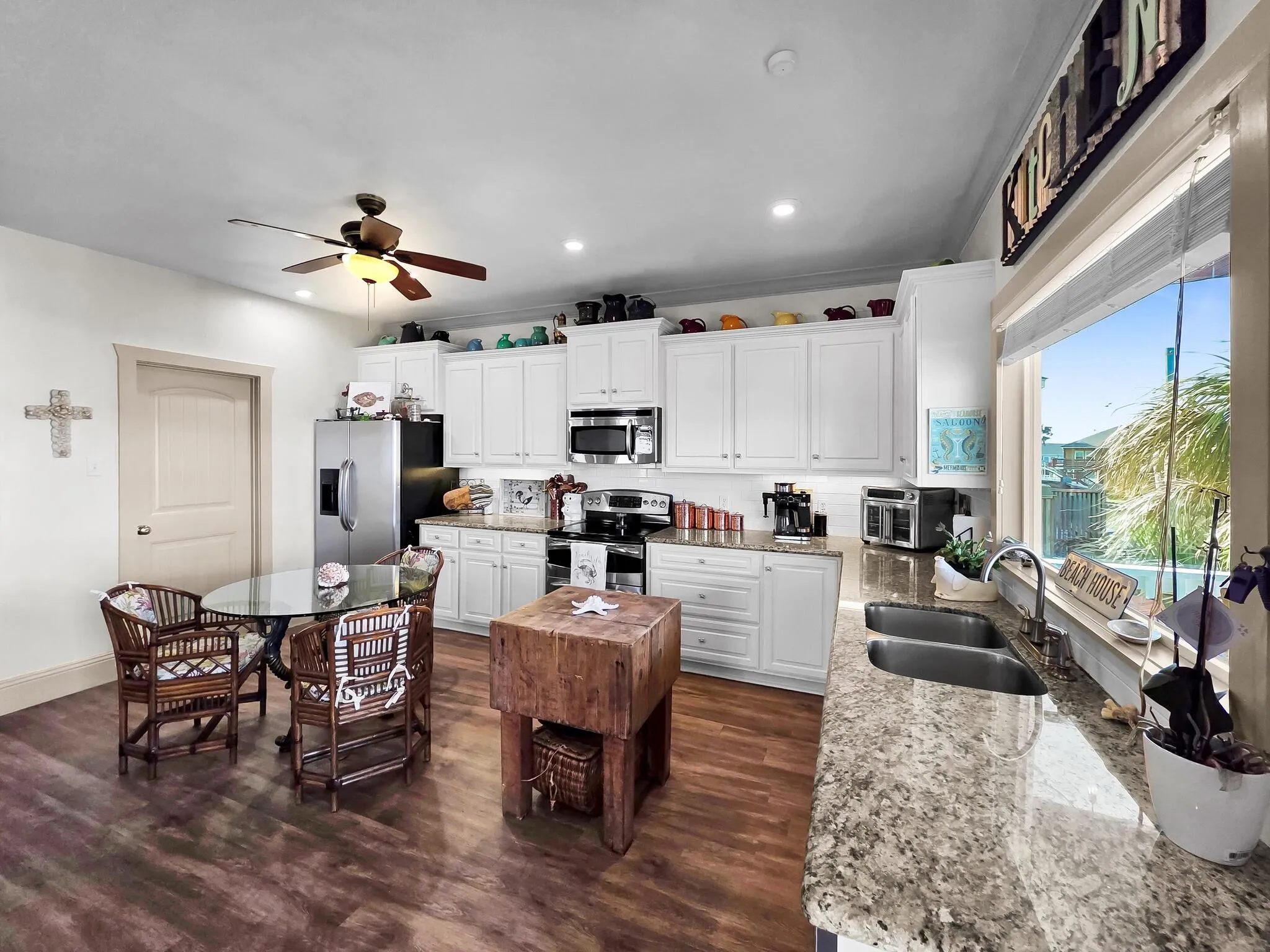 Single Family Residence For Sale in Galveston County , 931 Bahama Dr, Crystal Beach, Texas 77650, 4 Bedroom, 3 Bathroom, 1 Garage spaces, 2,392 Sqft, built in 2011, Preowned, mls#21237676, Real Estate Agent in Crystal Beach, Homes For Sale in Galveston county, Homes For Sale in Crystal Beach, Realtor in Crystal Beach Texas, Real Estate Brokerage Independent Realty Texas, Luminita Cordes Realtor