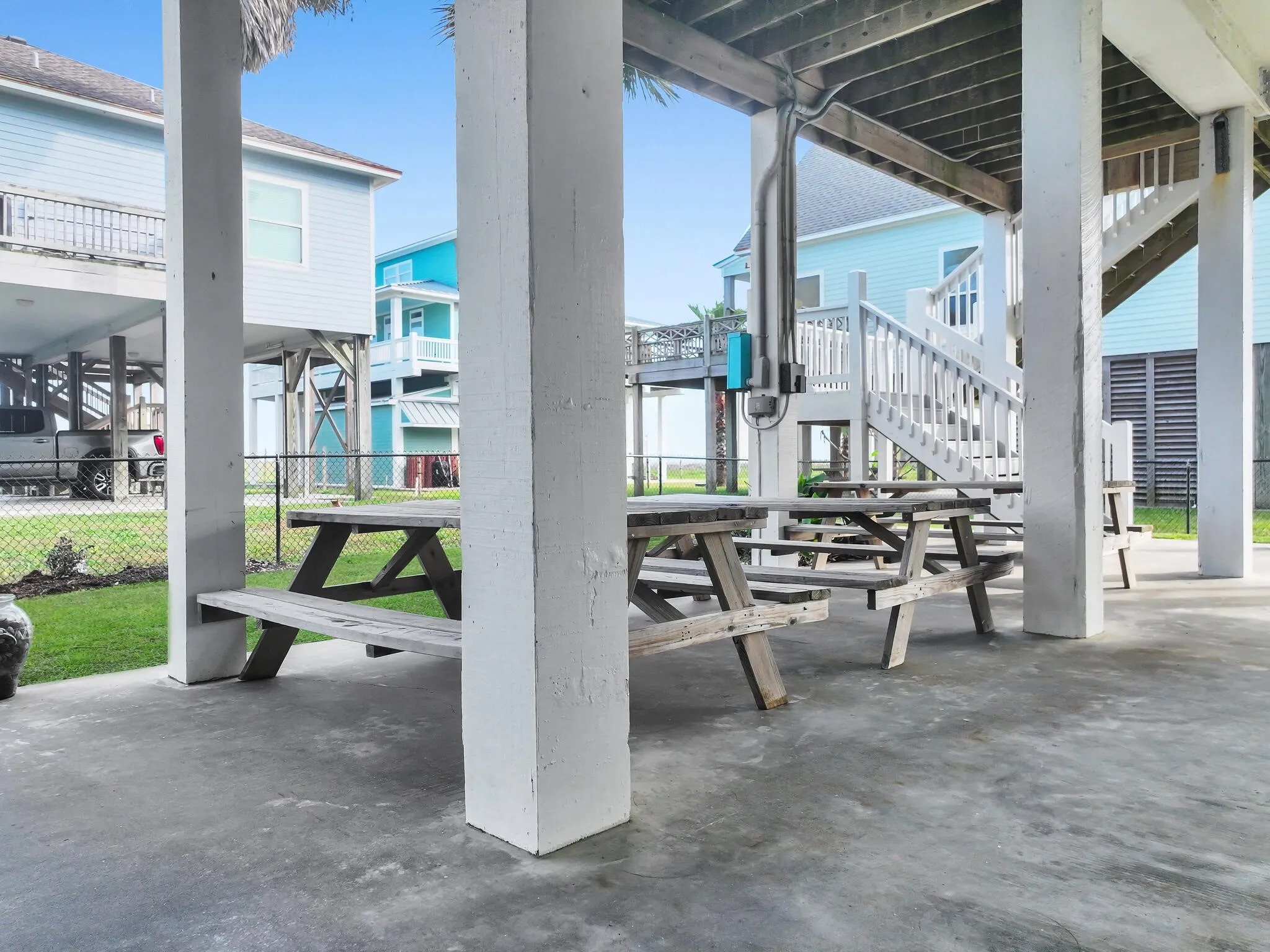 Single Family Residence For Sale in Galveston County , 931 Bahama Dr, Crystal Beach, Texas 77650, 4 Bedroom, 3 Bathroom, 1 Garage spaces, 2,392 Sqft, built in 2011, Preowned, mls#21237676, Real Estate Agent in Crystal Beach, Homes For Sale in Galveston county, Homes For Sale in Crystal Beach, Realtor in Crystal Beach Texas, Real Estate Brokerage Independent Realty Texas, Luminita Cordes Realtor