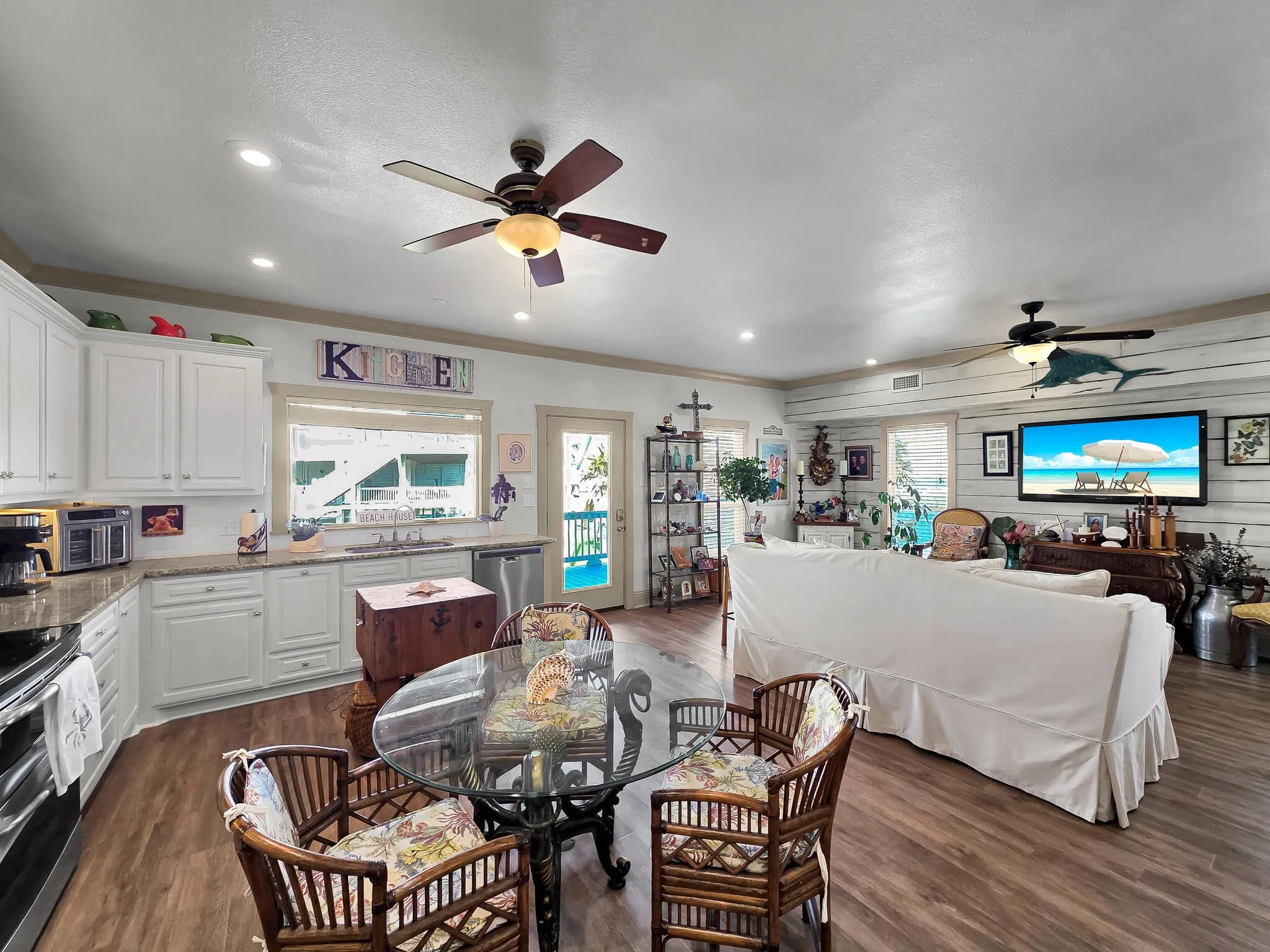 Single Family Residence For Sale in Galveston County , 931 Bahama Dr, Crystal Beach, Texas 77650, 4 Bedroom, 3 Bathroom, 1 Garage spaces, 2,392 Sqft, built in 2011, Preowned, mls#21237676, Real Estate Agent in Crystal Beach, Homes For Sale in Galveston county, Homes For Sale in Crystal Beach, Realtor in Crystal Beach Texas, Real Estate Brokerage Independent Realty Texas, Luminita Cordes Realtor