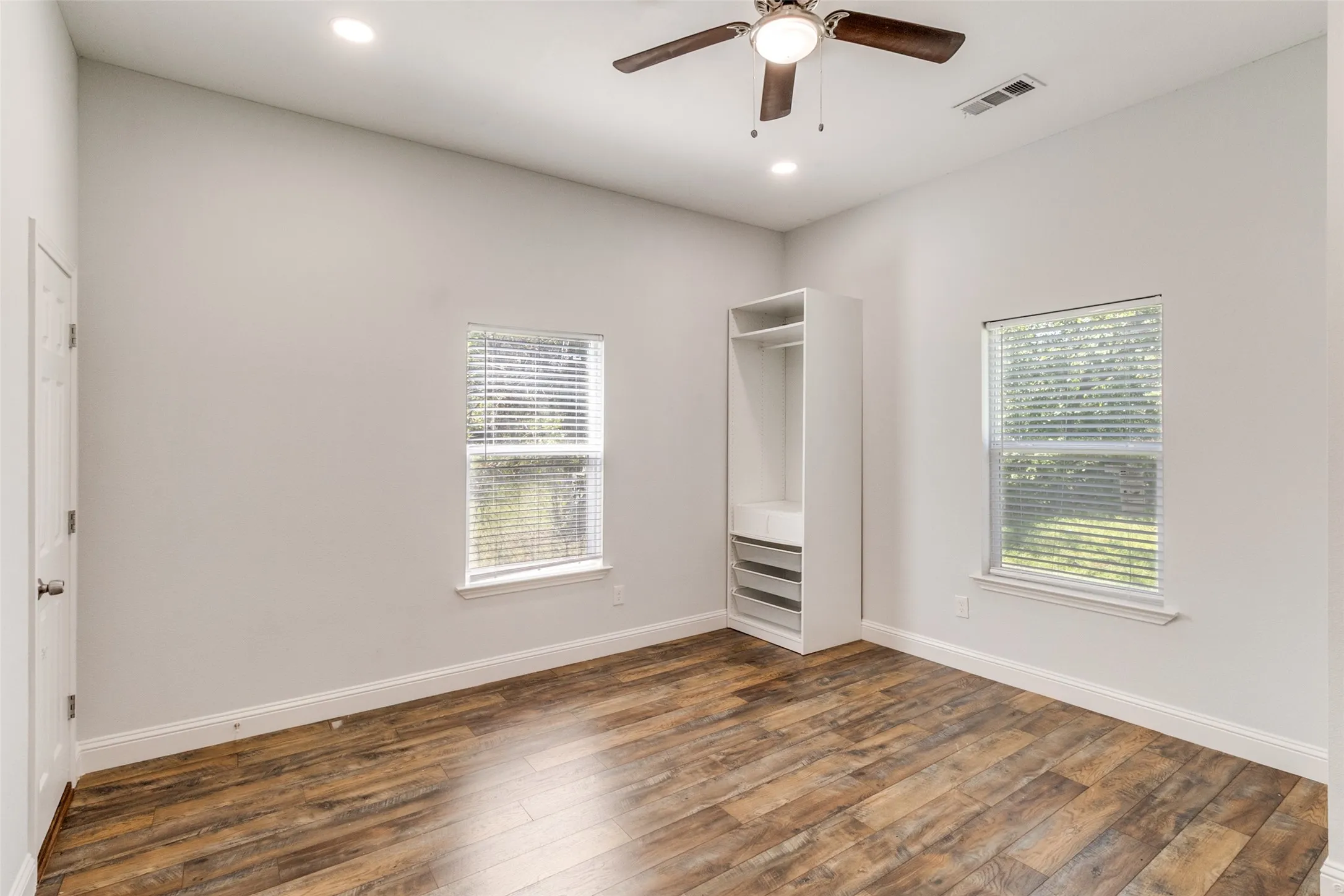 Single Family Residence For Rent in Dallas County , 2323 Stoneman Street, Dallas, Texas 75215, 4 Bedroom, 2 Bathroom, Garage spaces, 1,480 Sqft, built in 1921, mls#21238359, Real Estate Agent in Dallas, Homes For Rent in Dallas county, Homes For Rent in Dallas, Realtor in Dallas Texas, Real Estate Brokerage Independent Realty Texas, Luminita Cordes Realtor