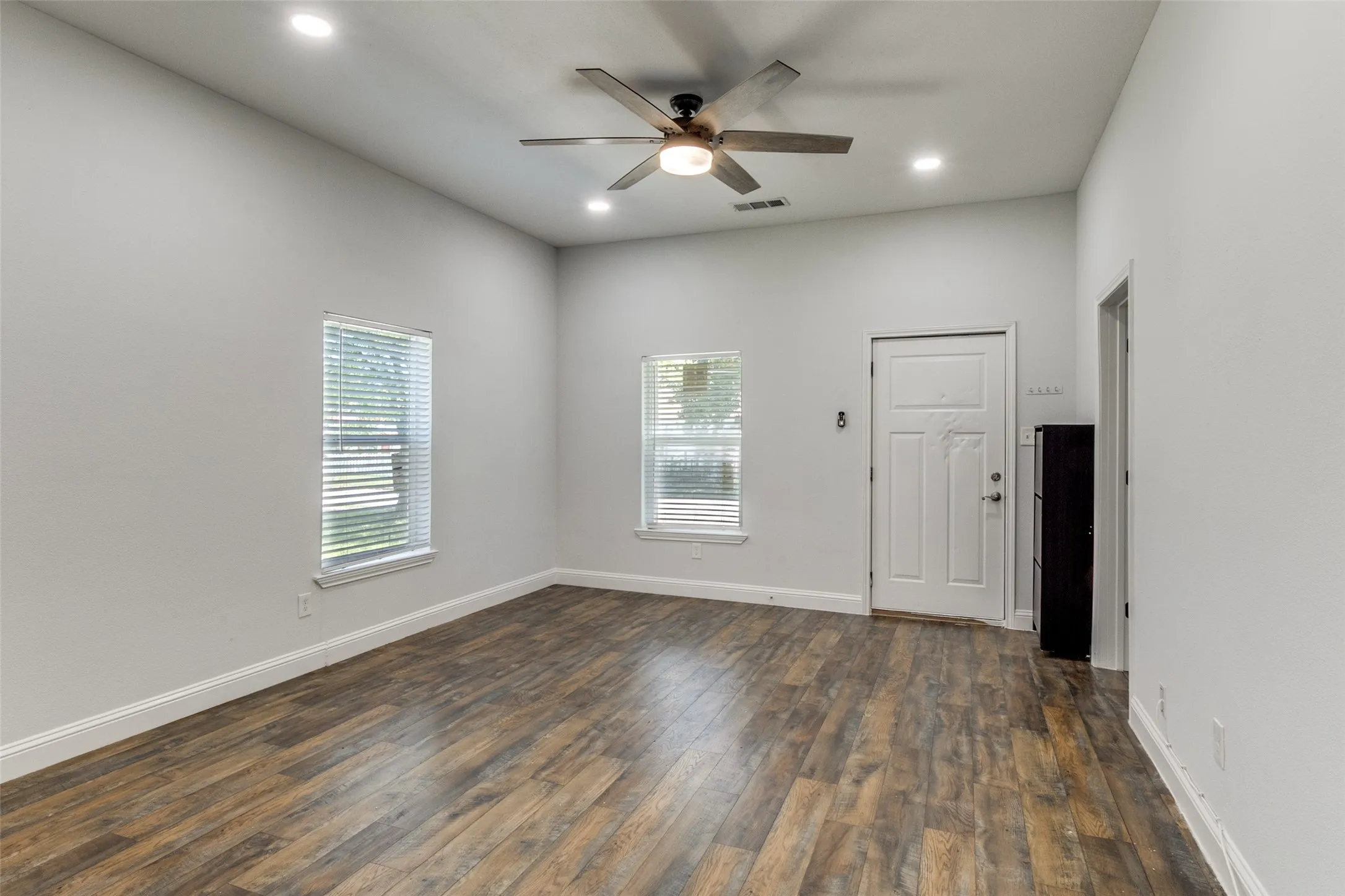 Single Family Residence For Rent in Dallas County , 2323 Stoneman Street, Dallas, Texas 75215, 4 Bedroom, 2 Bathroom, Garage spaces, 1,480 Sqft, built in 1921, mls#21238359, Real Estate Agent in Dallas, Homes For Rent in Dallas county, Homes For Rent in Dallas, Realtor in Dallas Texas, Real Estate Brokerage Independent Realty Texas, Luminita Cordes Realtor