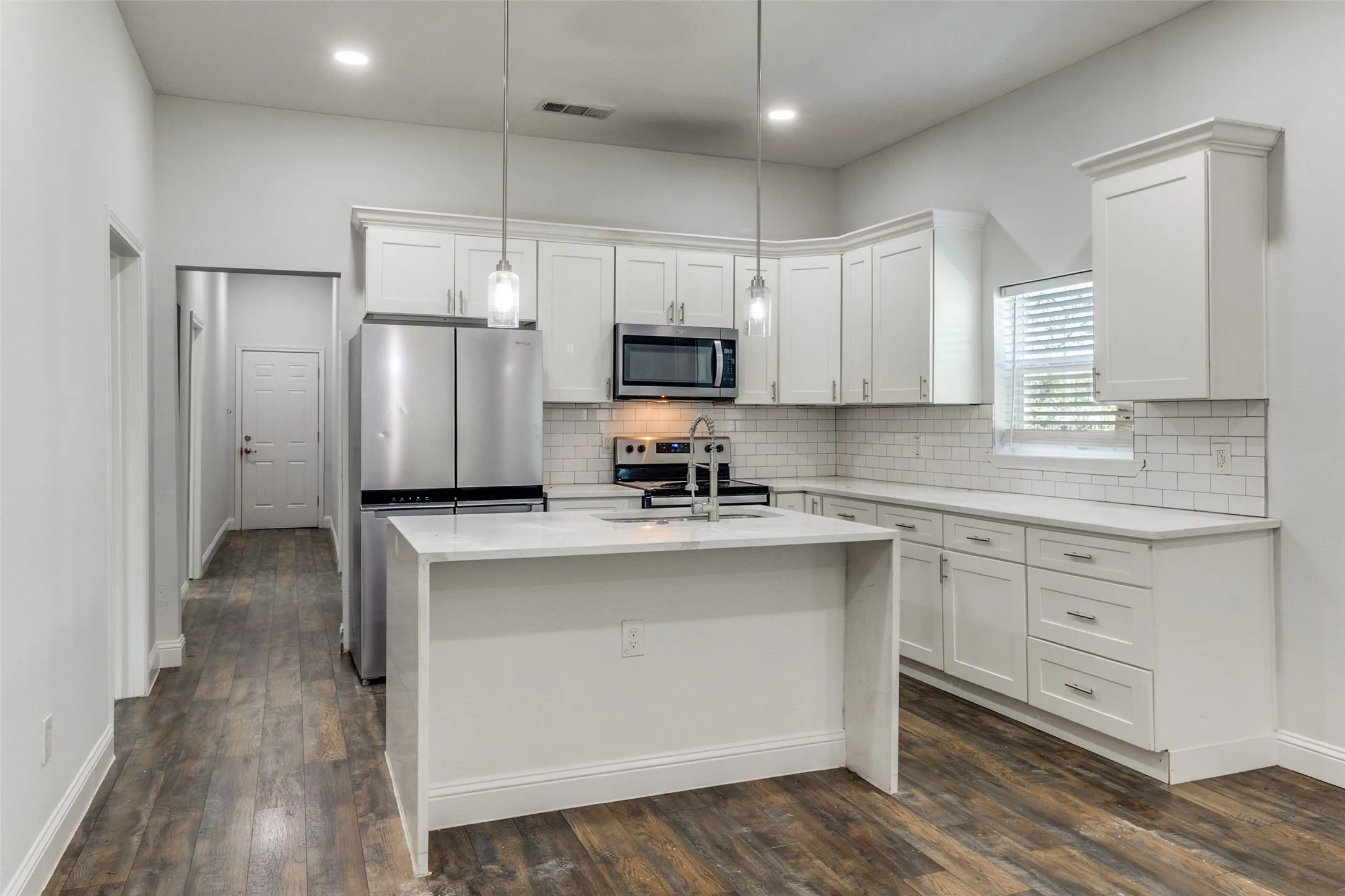 Single Family Residence For Rent in Dallas County , 2323 Stoneman Street, Dallas, Texas 75215, 4 Bedroom, 2 Bathroom, Garage spaces, 1,480 Sqft, built in 1921, mls#21238359, Real Estate Agent in Dallas, Homes For Rent in Dallas county, Homes For Rent in Dallas, Realtor in Dallas Texas, Real Estate Brokerage Independent Realty Texas, Luminita Cordes Realtor