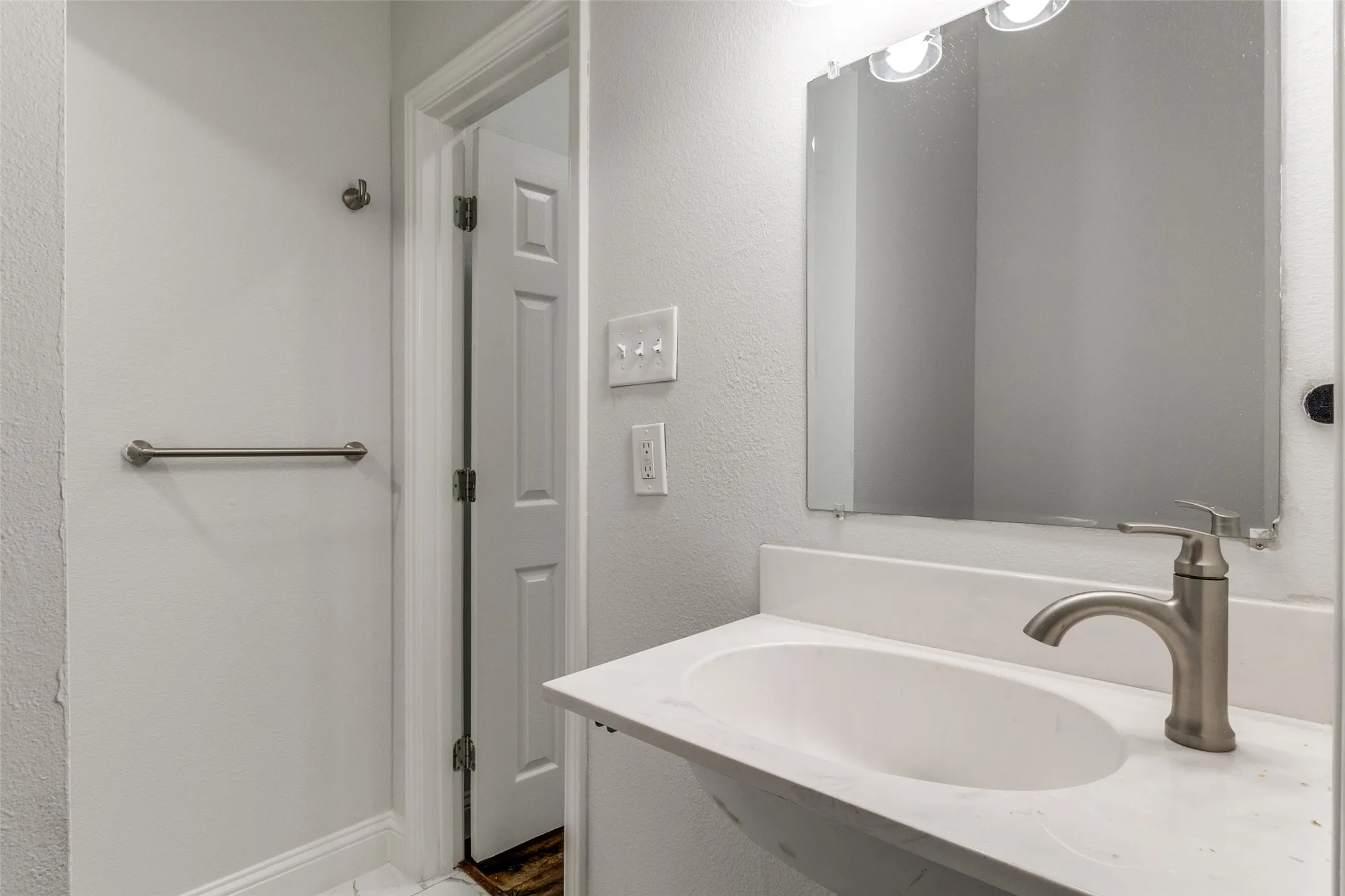 Single Family Residence For Rent in Dallas County , 2323 Stoneman Street, Dallas, Texas 75215, 4 Bedroom, 2 Bathroom, Garage spaces, 1,480 Sqft, built in 1921, mls#21238359, Real Estate Agent in Dallas, Homes For Rent in Dallas county, Homes For Rent in Dallas, Realtor in Dallas Texas, Real Estate Brokerage Independent Realty Texas, Luminita Cordes Realtor