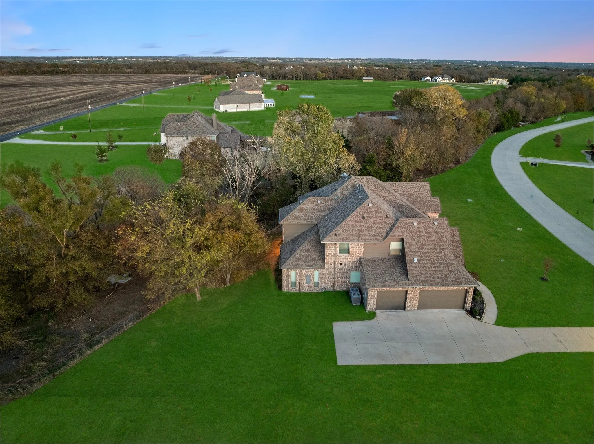 Single Family Residence For Sale in Grayson County , 191 Daniel Drive, Van Alstyne, Texas 75495, 5 Bedroom, 5 Bathroom, 3 Garage spaces, 4,007 Sqft, built in 2021, mls#21238282, Real Estate Agent in Van Alstyne, Homes For Sale in Grayson county, Homes For Sale in Van Alstyne, Realtor in Van Alstyne Texas, Real Estate Brokerage Independent Realty Texas, Luminita Cordes Realtor