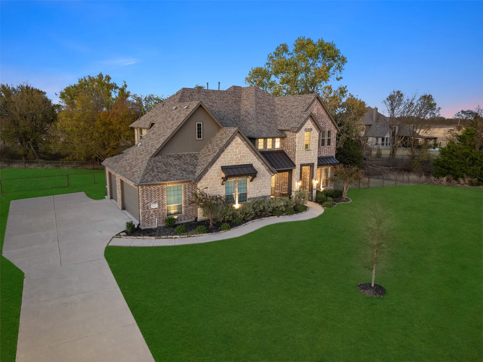 Single Family Residence For Sale in Grayson County , 191 Daniel Drive, Van Alstyne, Texas 75495, 5 Bedroom, 5 Bathroom, 3 Garage spaces, 4,007 Sqft, built in 2021, mls#21238282, Real Estate Agent in Van Alstyne, Homes For Sale in Grayson county, Homes For Sale in Van Alstyne, Realtor in Van Alstyne Texas, Real Estate Brokerage Independent Realty Texas, Luminita Cordes Realtor