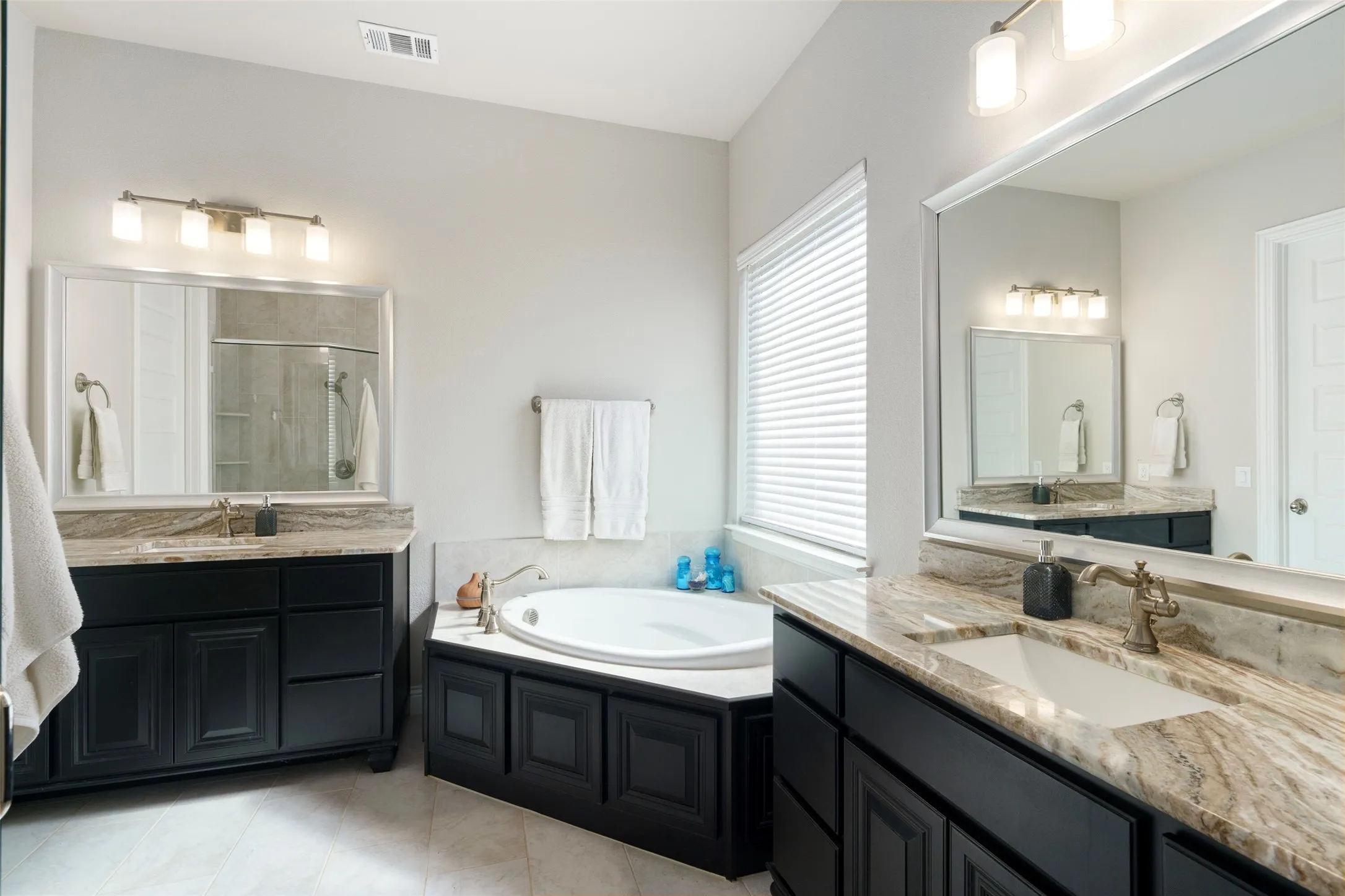 Single Family Residence For Sale in Grayson County , 191 Daniel Drive, Van Alstyne, Texas 75495, 5 Bedroom, 5 Bathroom, 3 Garage spaces, 4,007 Sqft, built in 2021, mls#21238282, Real Estate Agent in Van Alstyne, Homes For Sale in Grayson county, Homes For Sale in Van Alstyne, Realtor in Van Alstyne Texas, Real Estate Brokerage Independent Realty Texas, Luminita Cordes Realtor