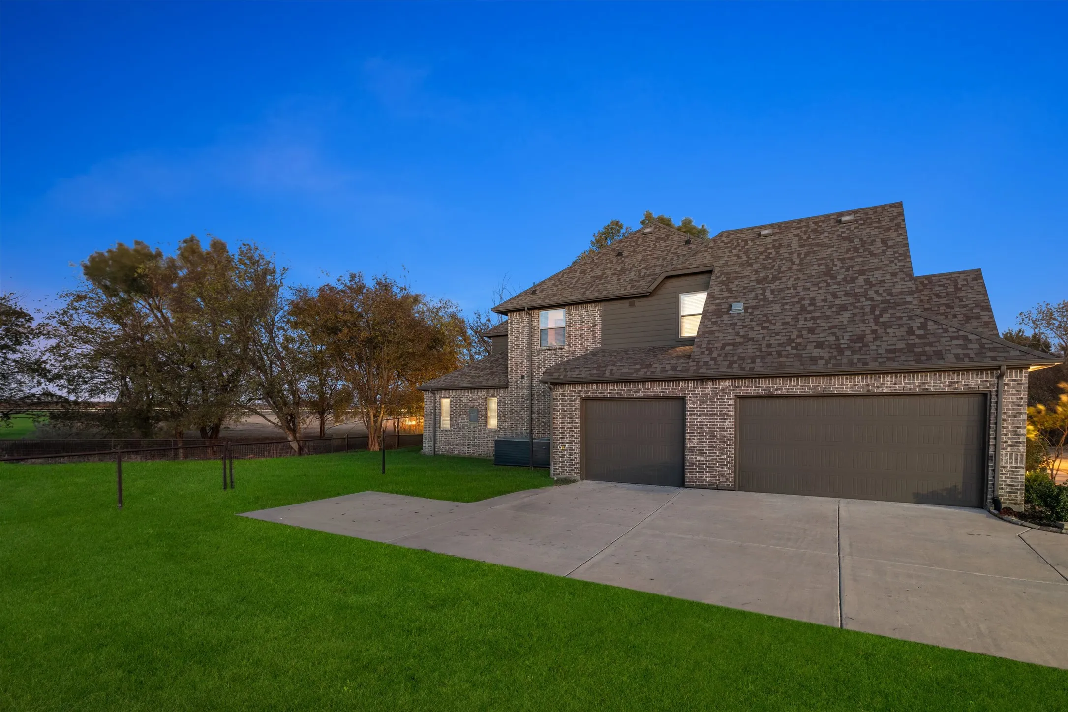 Single Family Residence For Sale in Grayson County , 191 Daniel Drive, Van Alstyne, Texas 75495, 5 Bedroom, 5 Bathroom, 3 Garage spaces, 4,007 Sqft, built in 2021, mls#21238282, Real Estate Agent in Van Alstyne, Homes For Sale in Grayson county, Homes For Sale in Van Alstyne, Realtor in Van Alstyne Texas, Real Estate Brokerage Independent Realty Texas, Luminita Cordes Realtor