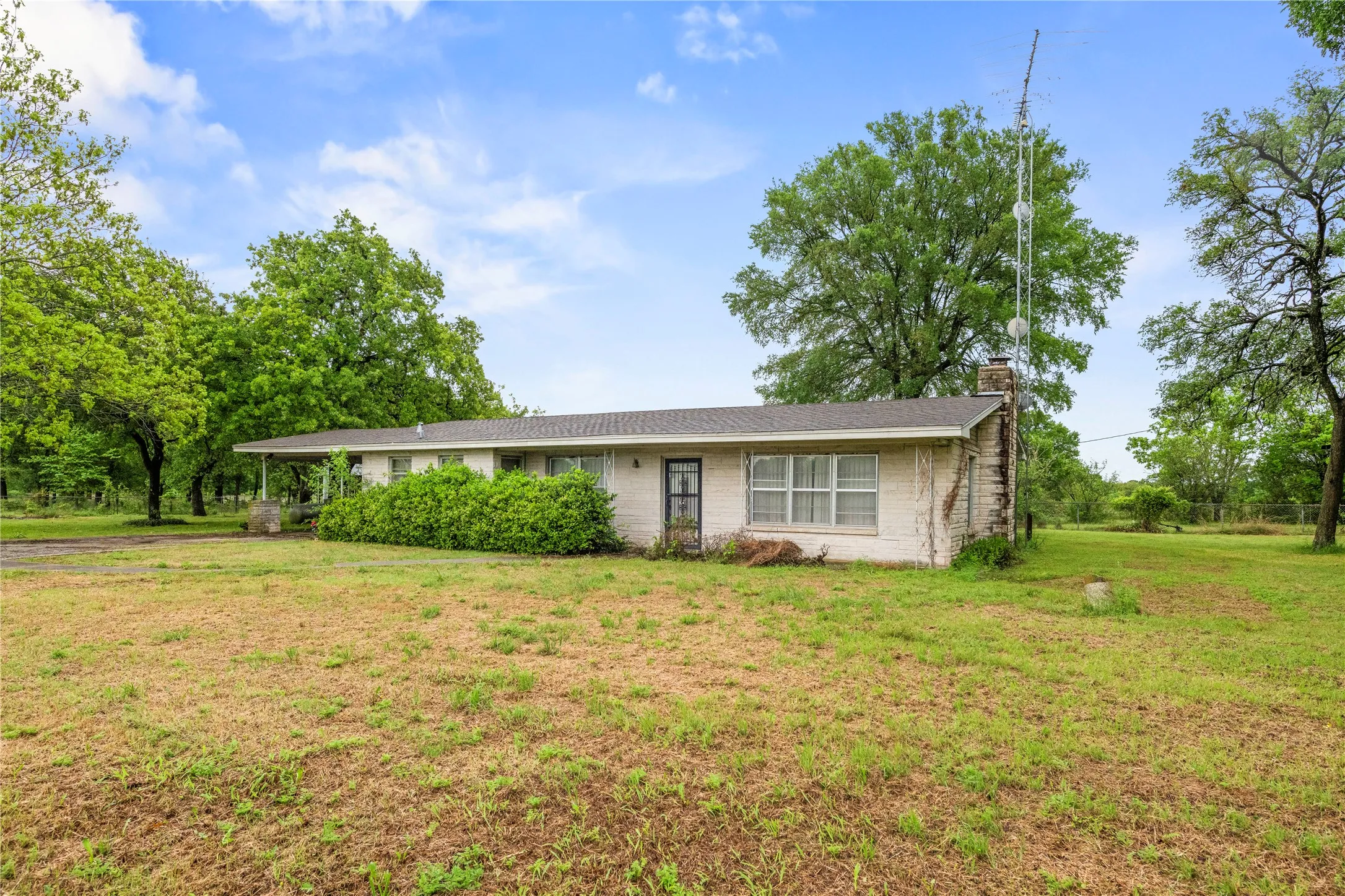 Farm For Sale in Mc Lennan County , 1000 Mcdonald Lane, Bellmead, Texas 76705, 3 Bedrooms, 2 Bathrooms, Garage spaces, 3,139 Sqft, built in 1958, Price $862,560, mls#21236429, Real Estate Agent in Bellmead, Homes For Sale in Mc Lennan county, Homes For Sale in Bellmead, Realtor in Bellmead Texas, Real Estate Brokerage Independent Realty Texas, Luminita Cordes Realtor