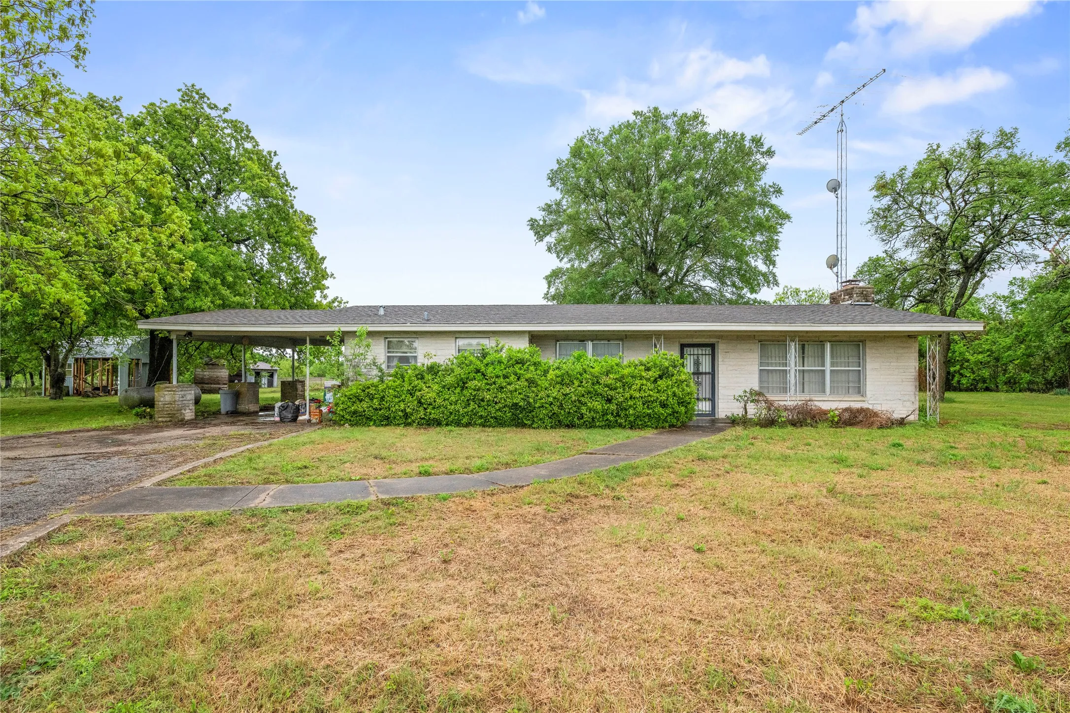 Farm For Sale in Mc Lennan County , 1000 Mcdonald Lane, Bellmead, Texas 76705, 3 Bedrooms, 2 Bathrooms, Garage spaces, 3,139 Sqft, built in 1958, Price $862,560, mls#21236429, Real Estate Agent in Bellmead, Homes For Sale in Mc Lennan county, Homes For Sale in Bellmead, Realtor in Bellmead Texas, Real Estate Brokerage Independent Realty Texas, Luminita Cordes Realtor