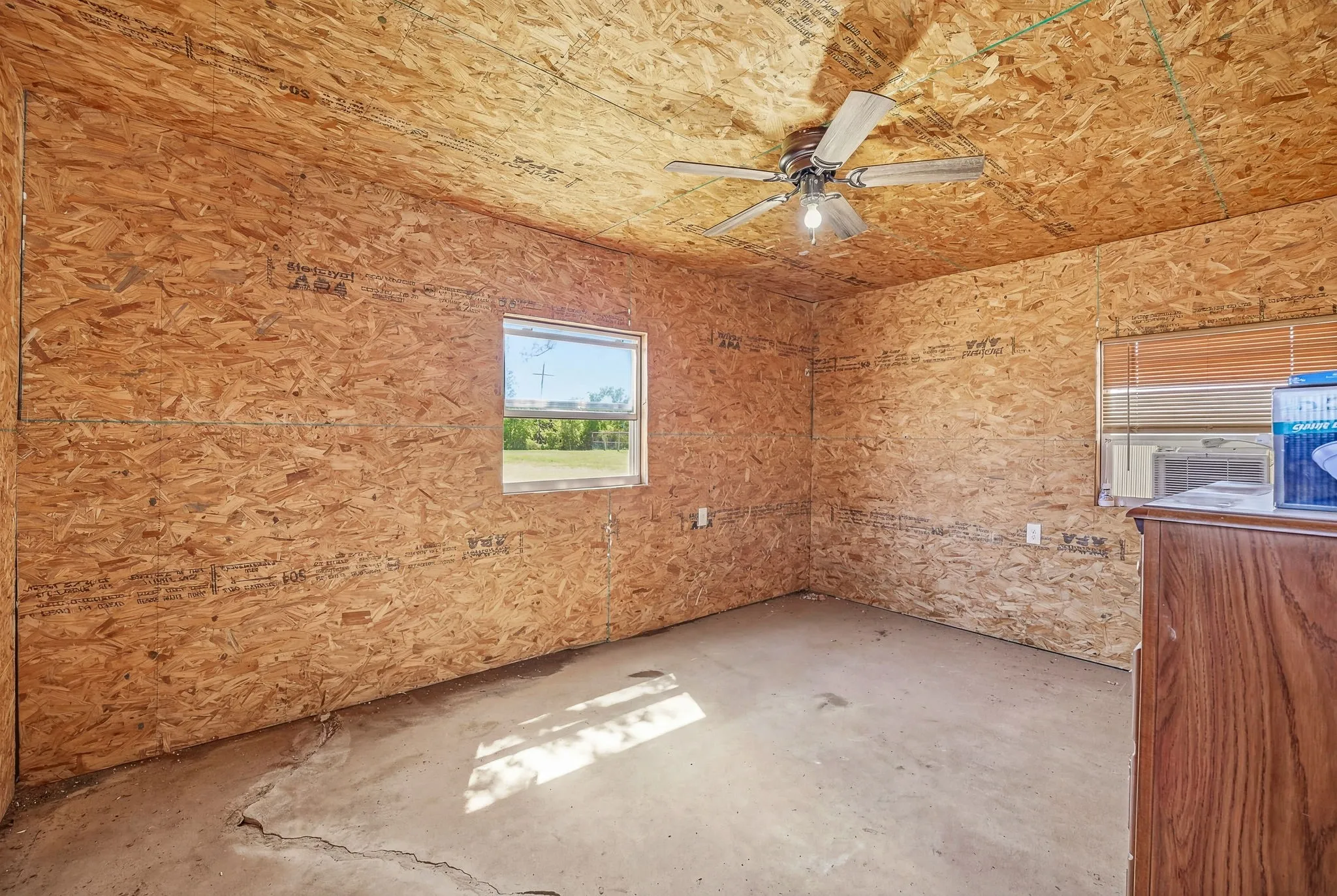 Empty room featuring concrete flooring