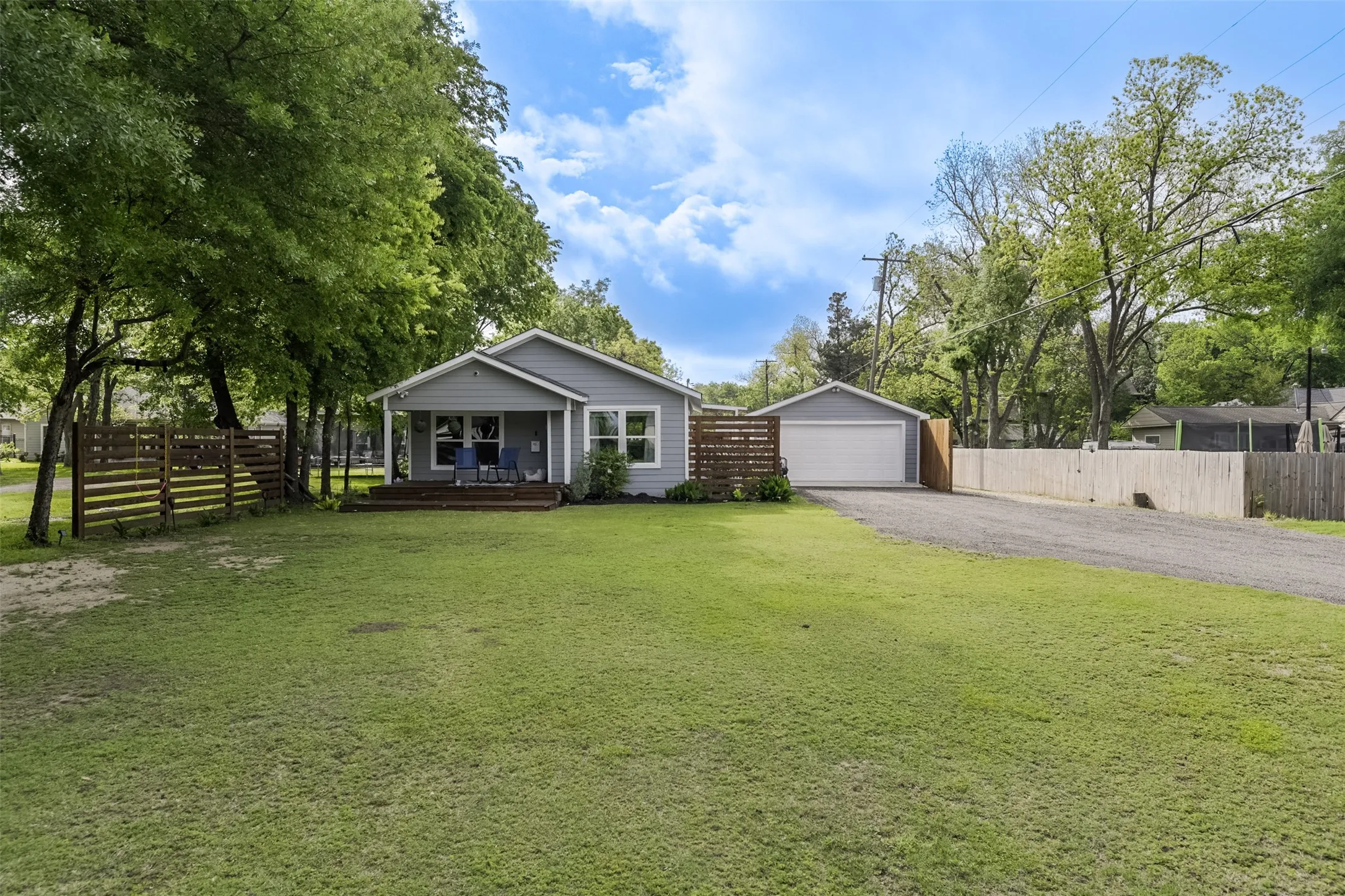 Single Family Residence For Sale in Kaufman County , 108 Westvue Street, Terrell, Texas 75160, 2 Bedroom, 1 Bathroom, 2 Garage spaces, 832 Sqft, built in 1900, mls#21237187, Real Estate Agent in Terrell, Homes For Sale in Kaufman county, Homes For Sale in Terrell, Realtor in Terrell Texas, Real Estate Brokerage Independent Realty Texas, Luminita Cordes Realtor