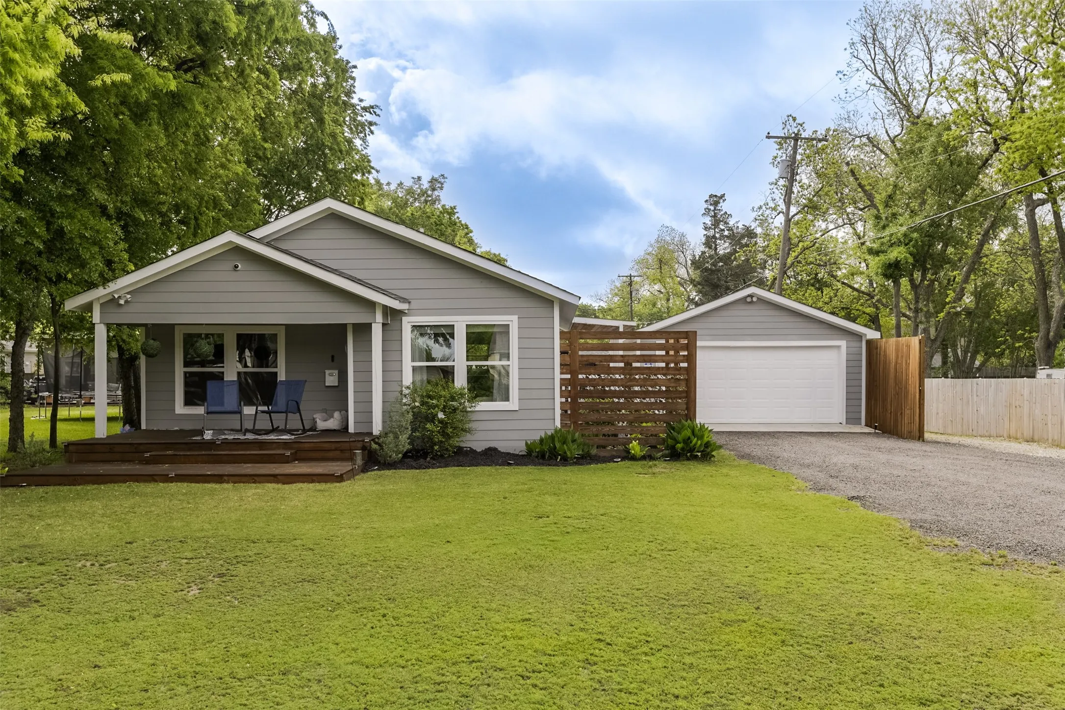 Single Family Residence For Sale in Kaufman County , 108 Westvue Street, Terrell, Texas 75160, 2 Bedroom, 1 Bathroom, 2 Garage spaces, 832 Sqft, built in 1900, mls#21237187, Real Estate Agent in Terrell, Homes For Sale in Kaufman county, Homes For Sale in Terrell, Realtor in Terrell Texas, Real Estate Brokerage Independent Realty Texas, Luminita Cordes Realtor