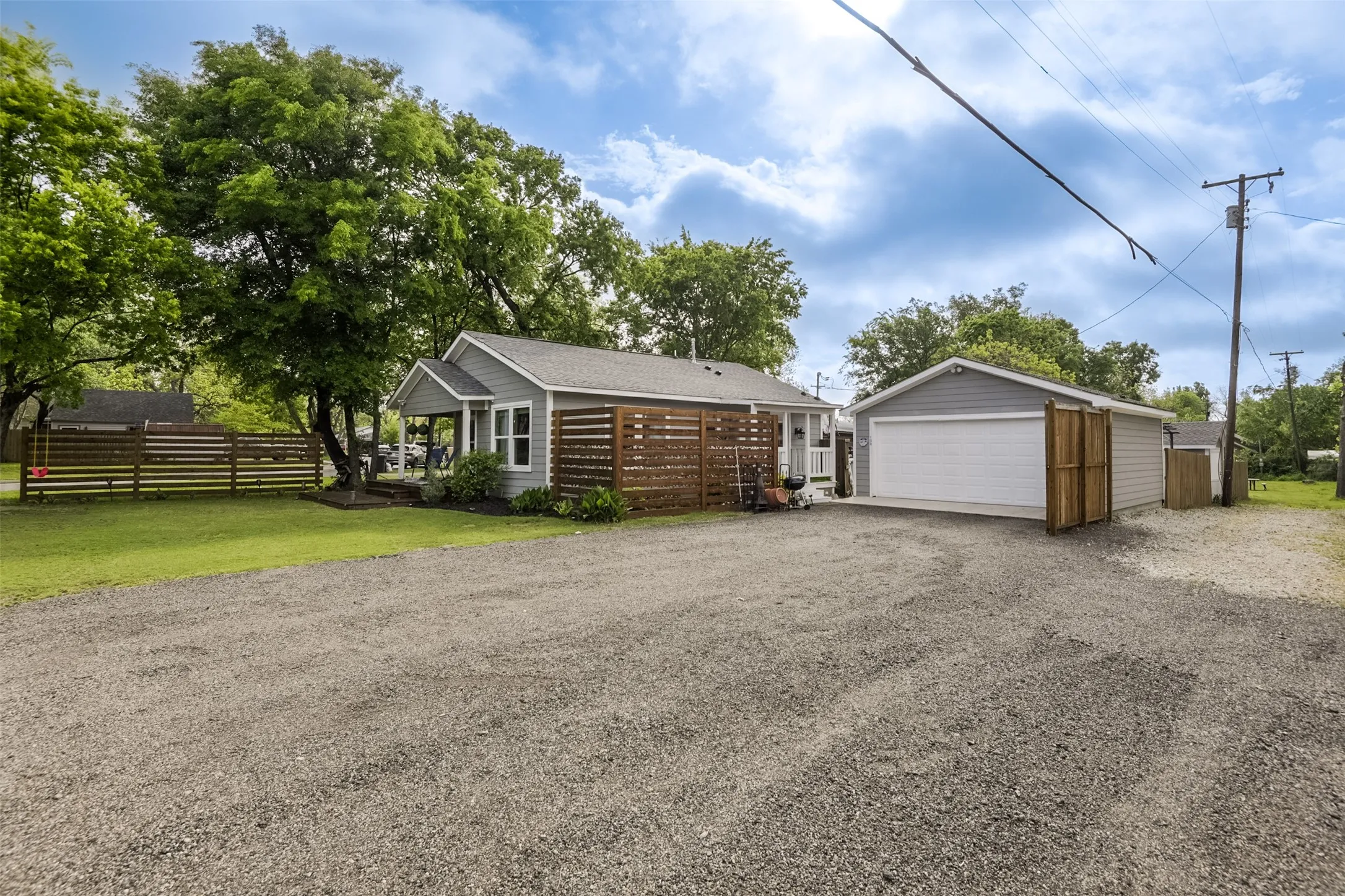 Single Family Residence For Sale in Kaufman County , 108 Westvue Street, Terrell, Texas 75160, 2 Bedroom, 1 Bathroom, 2 Garage spaces, 832 Sqft, built in 1900, mls#21237187, Real Estate Agent in Terrell, Homes For Sale in Kaufman county, Homes For Sale in Terrell, Realtor in Terrell Texas, Real Estate Brokerage Independent Realty Texas, Luminita Cordes Realtor
