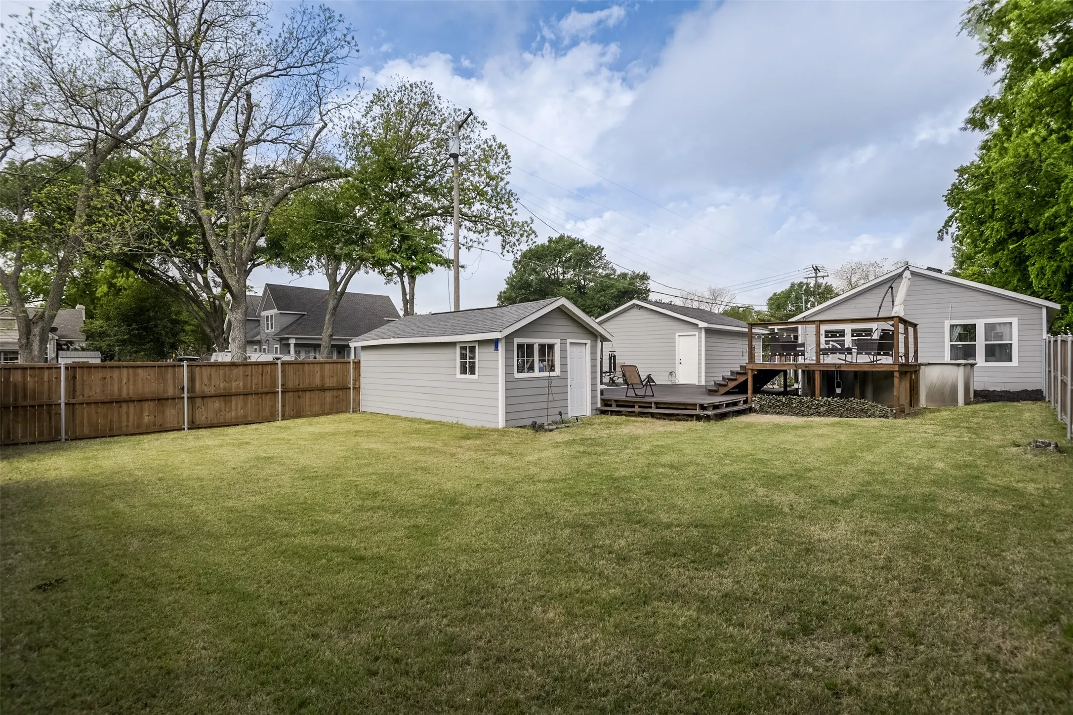 Single Family Residence For Sale in Kaufman County , 108 Westvue Street, Terrell, Texas 75160, 2 Bedroom, 1 Bathroom, 2 Garage spaces, 832 Sqft, built in 1900, mls#21237187, Real Estate Agent in Terrell, Homes For Sale in Kaufman county, Homes For Sale in Terrell, Realtor in Terrell Texas, Real Estate Brokerage Independent Realty Texas, Luminita Cordes Realtor