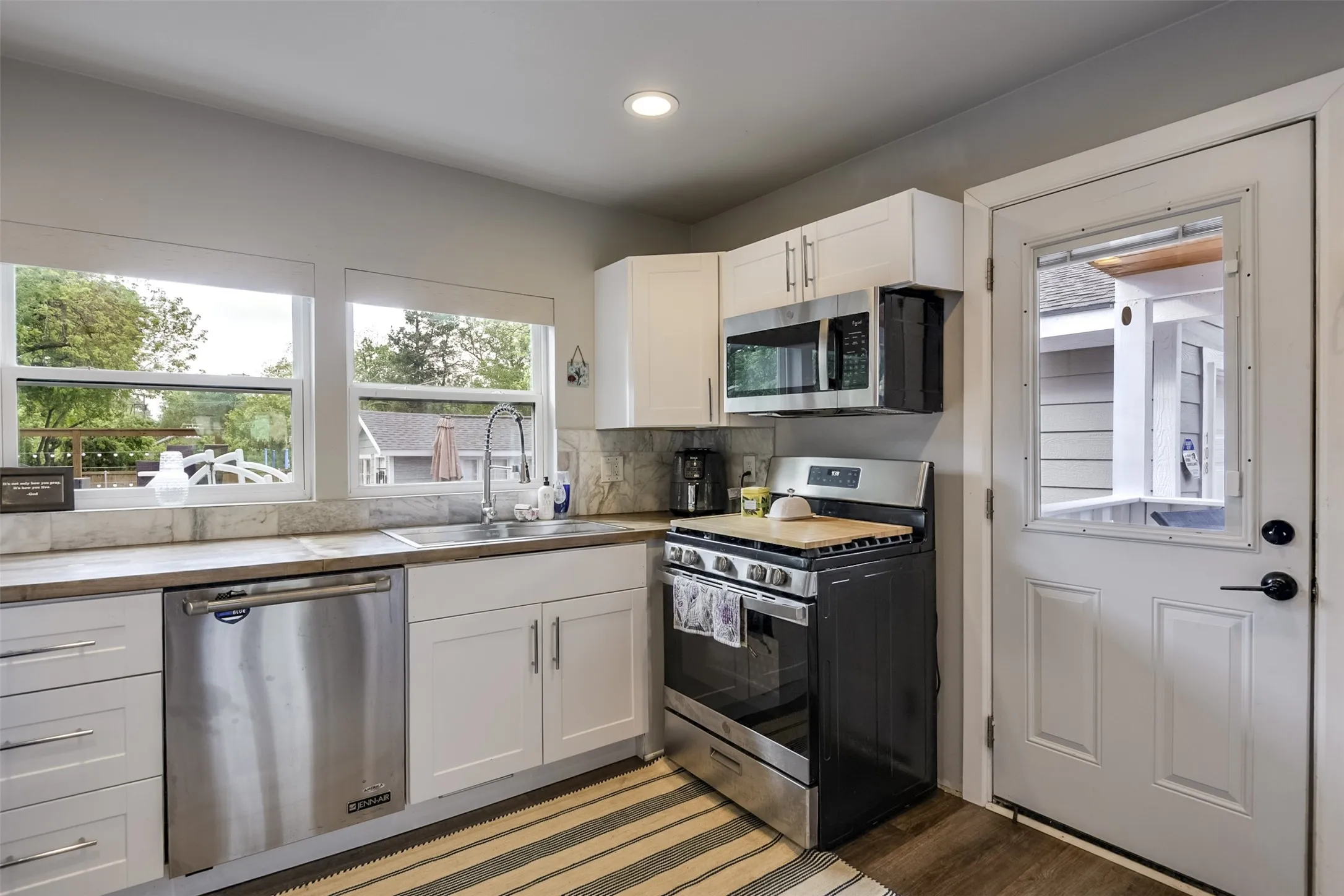 Single Family Residence For Sale in Kaufman County , 108 Westvue Street, Terrell, Texas 75160, 2 Bedroom, 1 Bathroom, 2 Garage spaces, 832 Sqft, built in 1900, mls#21237187, Real Estate Agent in Terrell, Homes For Sale in Kaufman county, Homes For Sale in Terrell, Realtor in Terrell Texas, Real Estate Brokerage Independent Realty Texas, Luminita Cordes Realtor