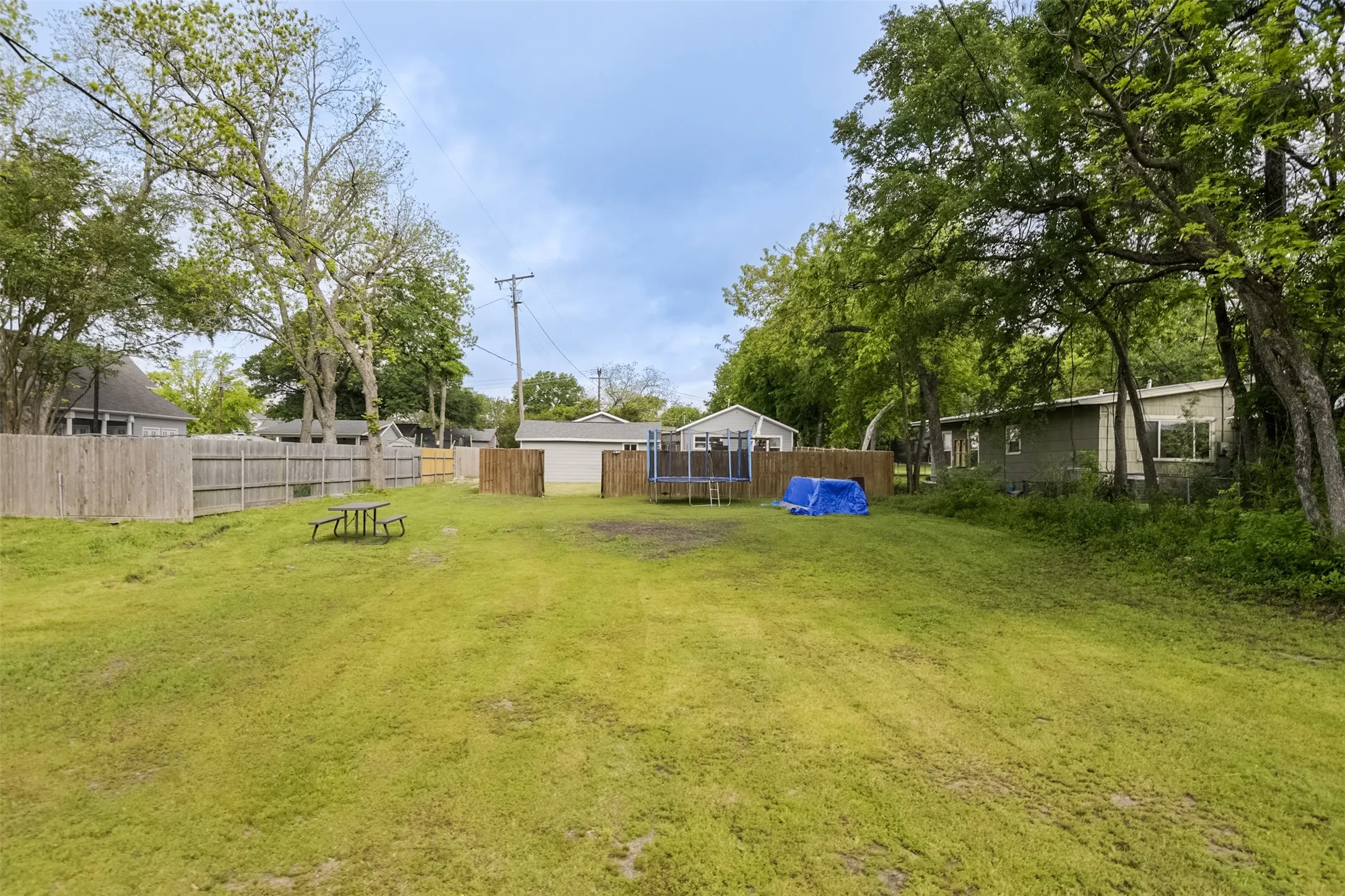 Single Family Residence For Sale in Kaufman County , 108 Westvue Street, Terrell, Texas 75160, 2 Bedroom, 1 Bathroom, 2 Garage spaces, 832 Sqft, built in 1900, mls#21237187, Real Estate Agent in Terrell, Homes For Sale in Kaufman county, Homes For Sale in Terrell, Realtor in Terrell Texas, Real Estate Brokerage Independent Realty Texas, Luminita Cordes Realtor