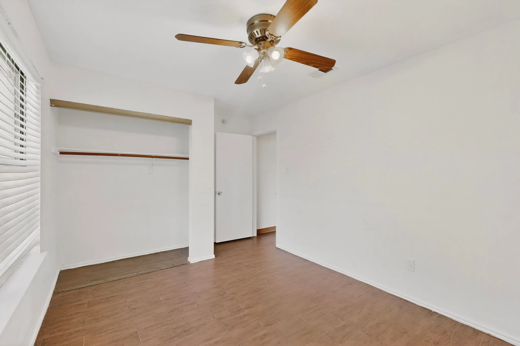 Single Family Residence For Rent in Dallas County , 3305 Bucknell Drive, Rowlett, Texas 75088, 3 Bedroom, 2 Bathroom, 2 Garage spaces, 1,596 Sqft, built in 1985, mls#21238474, Real Estate Agent in Rowlett, Homes For Rent in Dallas county, Homes For Rent in Rowlett, Realtor in Rowlett Texas, Real Estate Brokerage Independent Realty Texas, Luminita Cordes Realtor