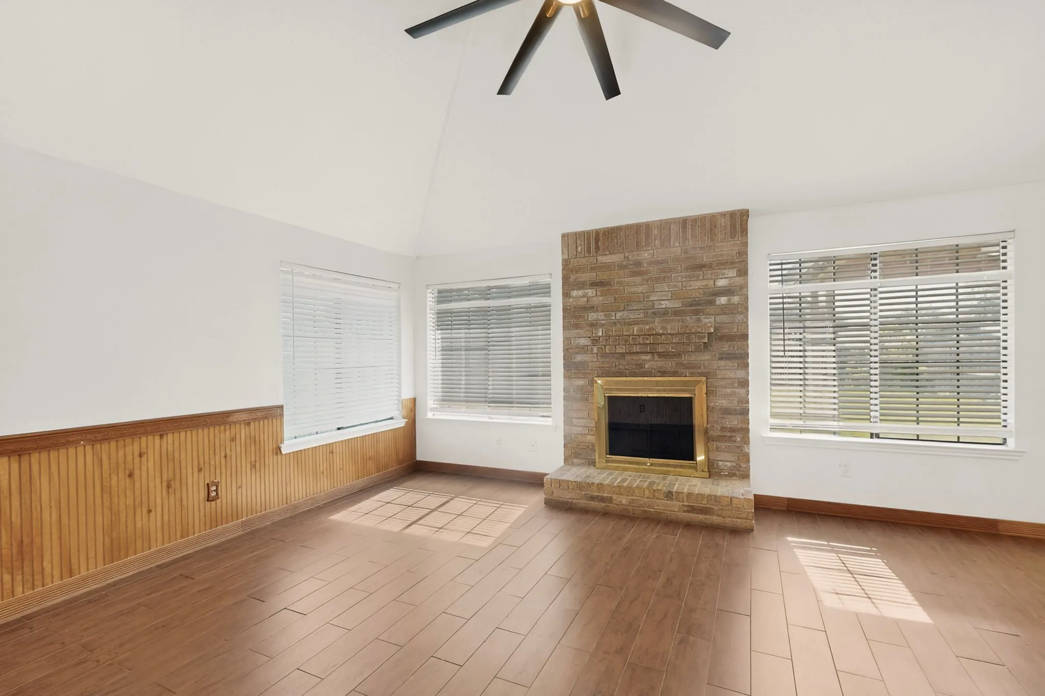 Single Family Residence For Rent in Dallas County , 3305 Bucknell Drive, Rowlett, Texas 75088, 3 Bedroom, 2 Bathroom, 2 Garage spaces, 1,596 Sqft, built in 1985, mls#21238474, Real Estate Agent in Rowlett, Homes For Rent in Dallas county, Homes For Rent in Rowlett, Realtor in Rowlett Texas, Real Estate Brokerage Independent Realty Texas, Luminita Cordes Realtor