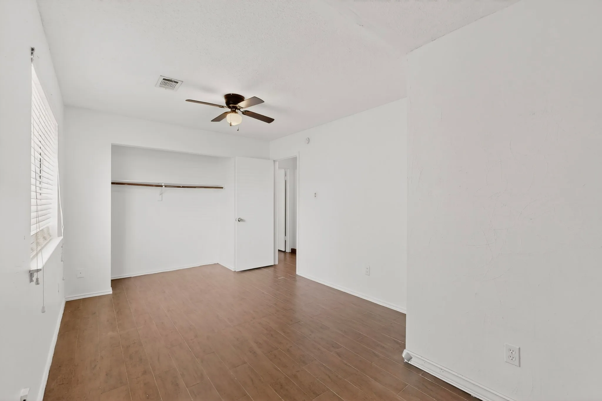 Single Family Residence For Rent in Dallas County , 3305 Bucknell Drive, Rowlett, Texas 75088, 3 Bedroom, 2 Bathroom, 2 Garage spaces, 1,596 Sqft, built in 1985, mls#21238474, Real Estate Agent in Rowlett, Homes For Rent in Dallas county, Homes For Rent in Rowlett, Realtor in Rowlett Texas, Real Estate Brokerage Independent Realty Texas, Luminita Cordes Realtor