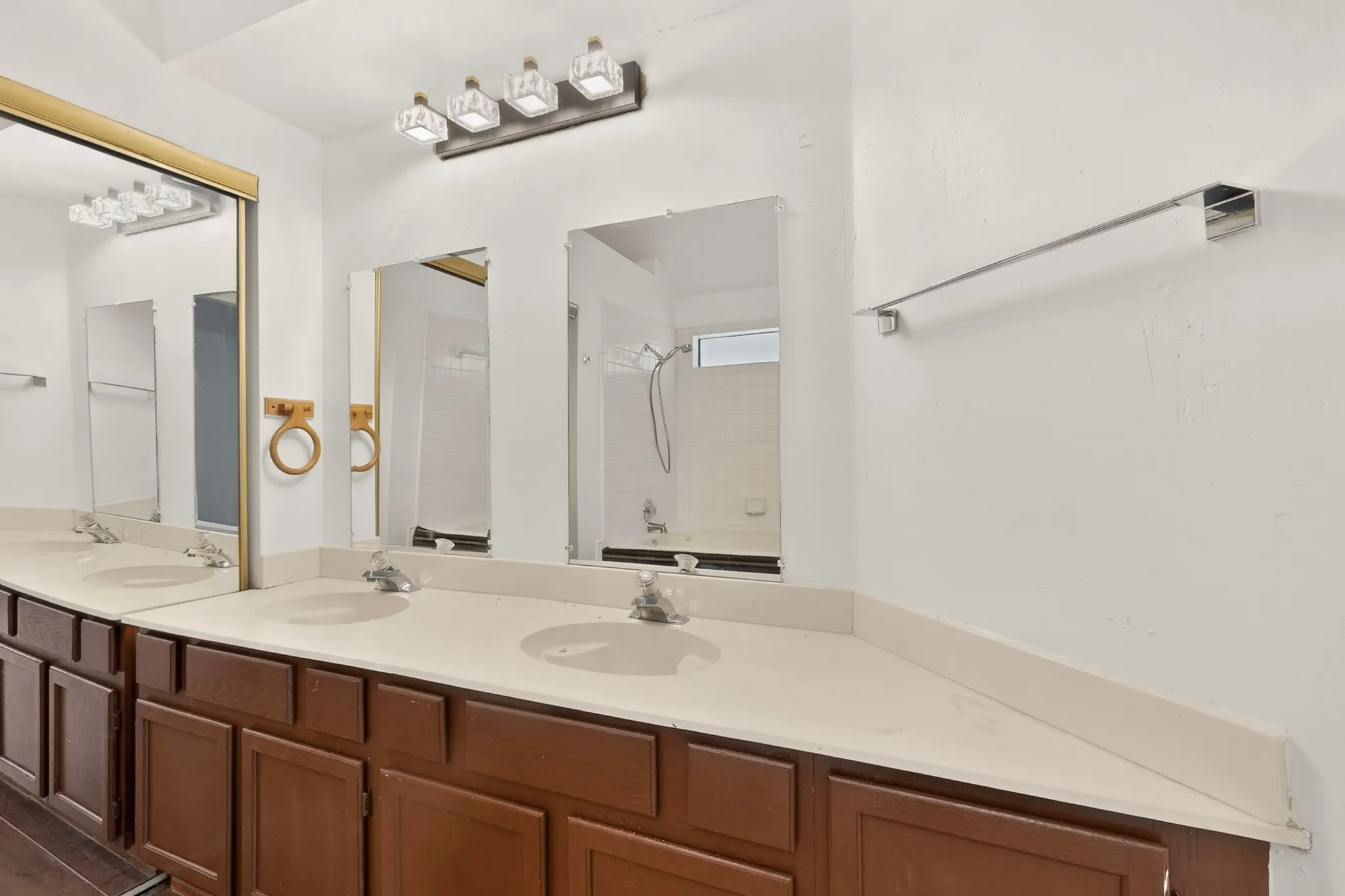 Single Family Residence For Rent in Dallas County , 3305 Bucknell Drive, Rowlett, Texas 75088, 3 Bedroom, 2 Bathroom, 2 Garage spaces, 1,596 Sqft, built in 1985, mls#21238474, Real Estate Agent in Rowlett, Homes For Rent in Dallas county, Homes For Rent in Rowlett, Realtor in Rowlett Texas, Real Estate Brokerage Independent Realty Texas, Luminita Cordes Realtor