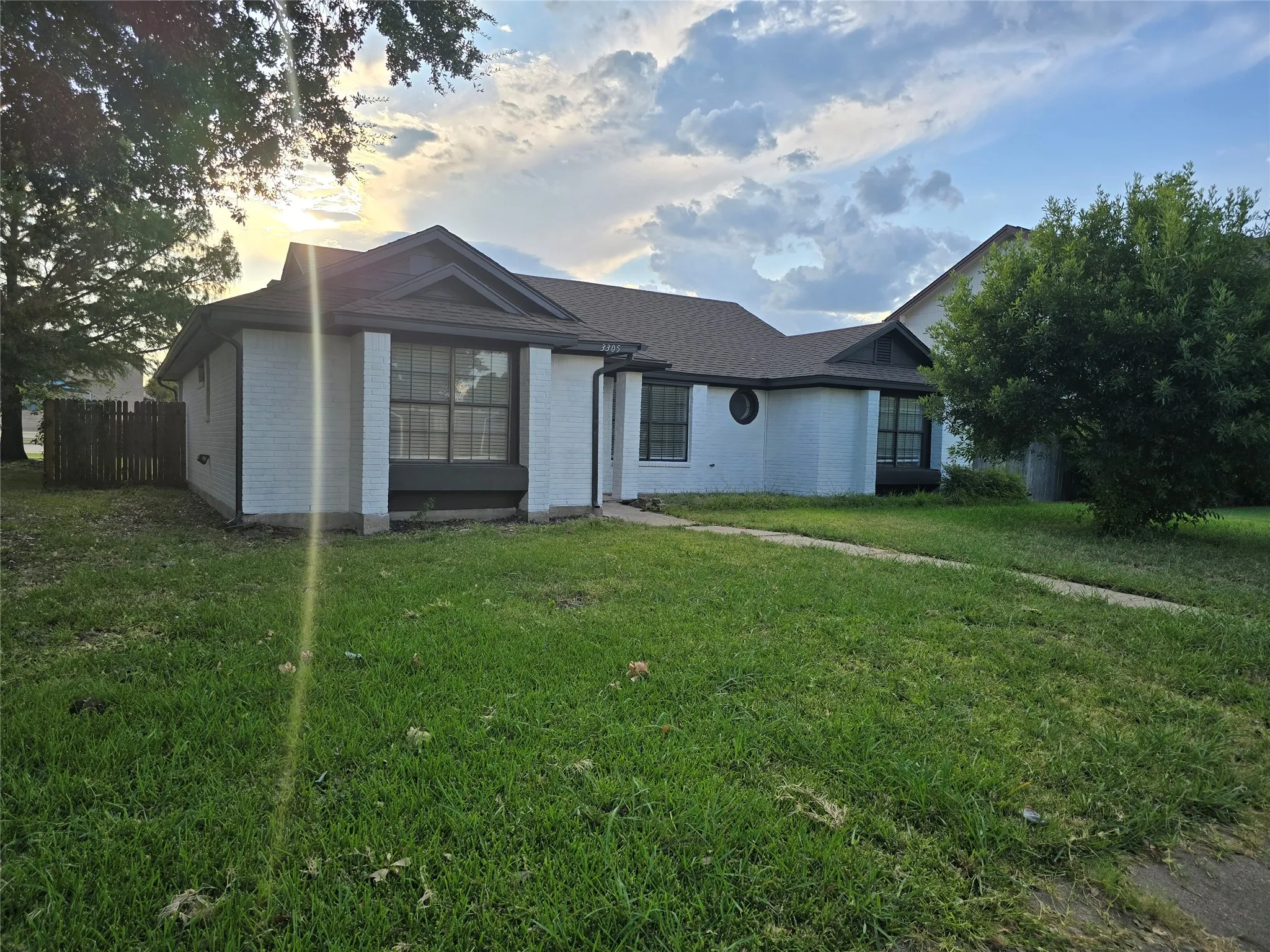 Single Family Residence For Rent in Dallas County , 3305 Bucknell Drive, Rowlett, Texas 75088, 3 Bedroom, 2 Bathroom, 2 Garage spaces, 1,596 Sqft, built in 1985, mls#21238474, Real Estate Agent in Rowlett, Homes For Rent in Dallas county, Homes For Rent in Rowlett, Realtor in Rowlett Texas, Real Estate Brokerage Independent Realty Texas, Luminita Cordes Realtor