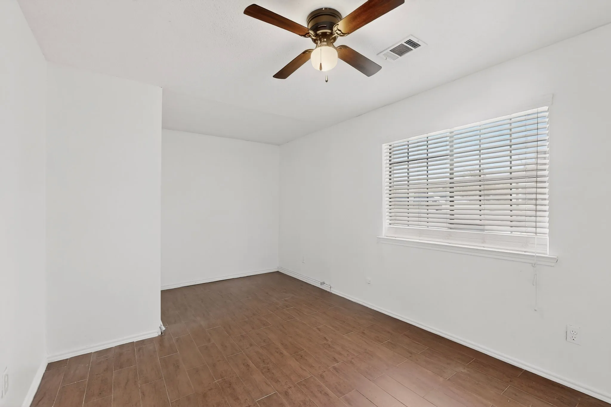 Single Family Residence For Rent in Dallas County , 3305 Bucknell Drive, Rowlett, Texas 75088, 3 Bedroom, 2 Bathroom, 2 Garage spaces, 1,596 Sqft, built in 1985, mls#21238474, Real Estate Agent in Rowlett, Homes For Rent in Dallas county, Homes For Rent in Rowlett, Realtor in Rowlett Texas, Real Estate Brokerage Independent Realty Texas, Luminita Cordes Realtor