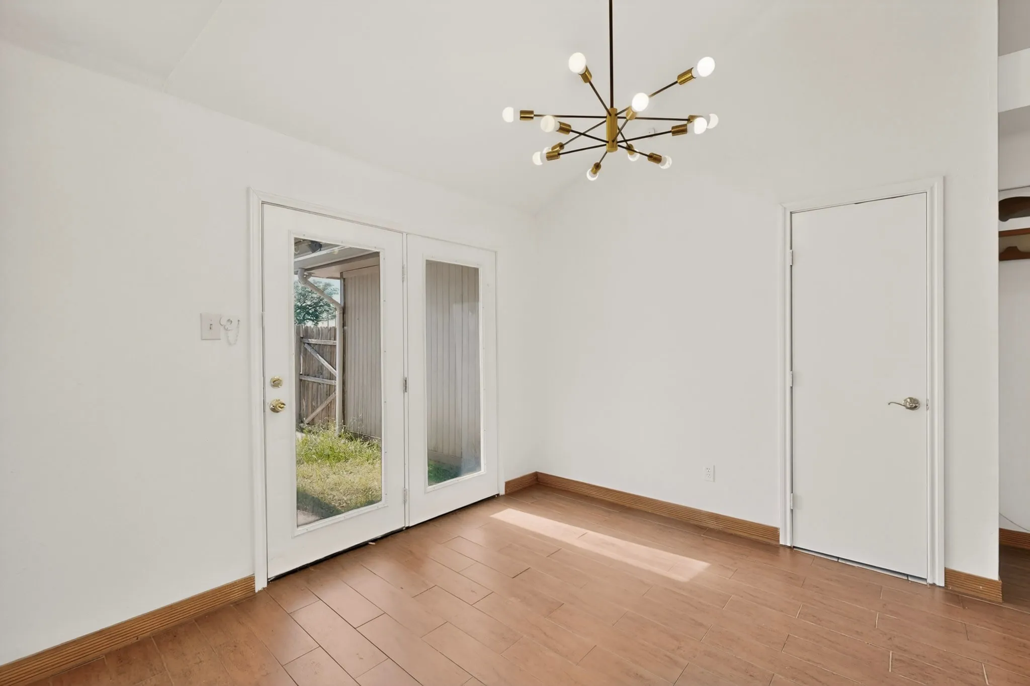 Single Family Residence For Rent in Dallas County , 3305 Bucknell Drive, Rowlett, Texas 75088, 3 Bedroom, 2 Bathroom, 2 Garage spaces, 1,596 Sqft, built in 1985, mls#21238474, Real Estate Agent in Rowlett, Homes For Rent in Dallas county, Homes For Rent in Rowlett, Realtor in Rowlett Texas, Real Estate Brokerage Independent Realty Texas, Luminita Cordes Realtor