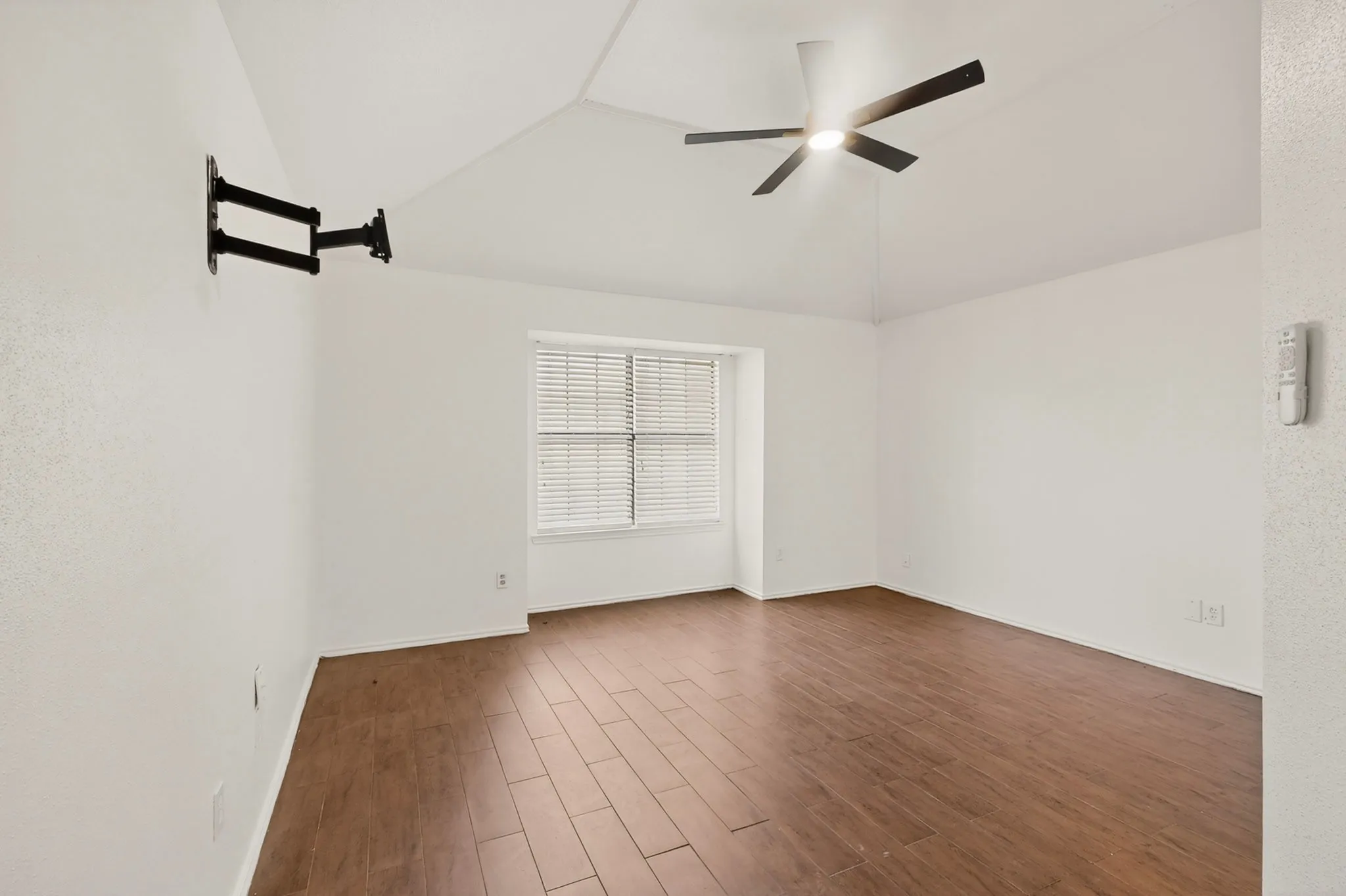 Single Family Residence For Rent in Dallas County , 3305 Bucknell Drive, Rowlett, Texas 75088, 3 Bedroom, 2 Bathroom, 2 Garage spaces, 1,596 Sqft, built in 1985, mls#21238474, Real Estate Agent in Rowlett, Homes For Rent in Dallas county, Homes For Rent in Rowlett, Realtor in Rowlett Texas, Real Estate Brokerage Independent Realty Texas, Luminita Cordes Realtor