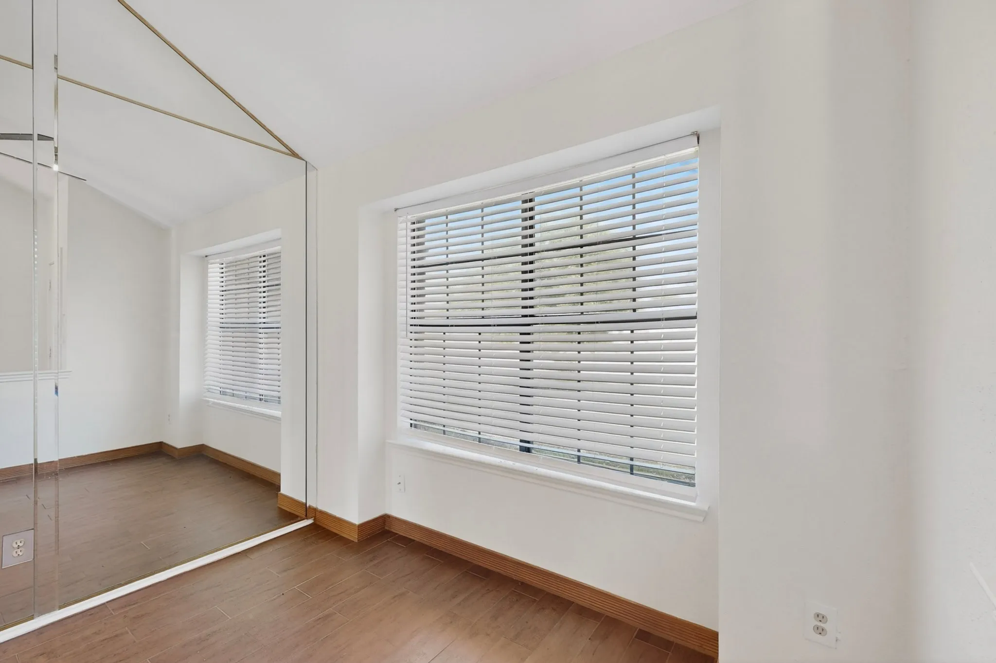 Single Family Residence For Rent in Dallas County , 3305 Bucknell Drive, Rowlett, Texas 75088, 3 Bedroom, 2 Bathroom, 2 Garage spaces, 1,596 Sqft, built in 1985, mls#21238474, Real Estate Agent in Rowlett, Homes For Rent in Dallas county, Homes For Rent in Rowlett, Realtor in Rowlett Texas, Real Estate Brokerage Independent Realty Texas, Luminita Cordes Realtor
