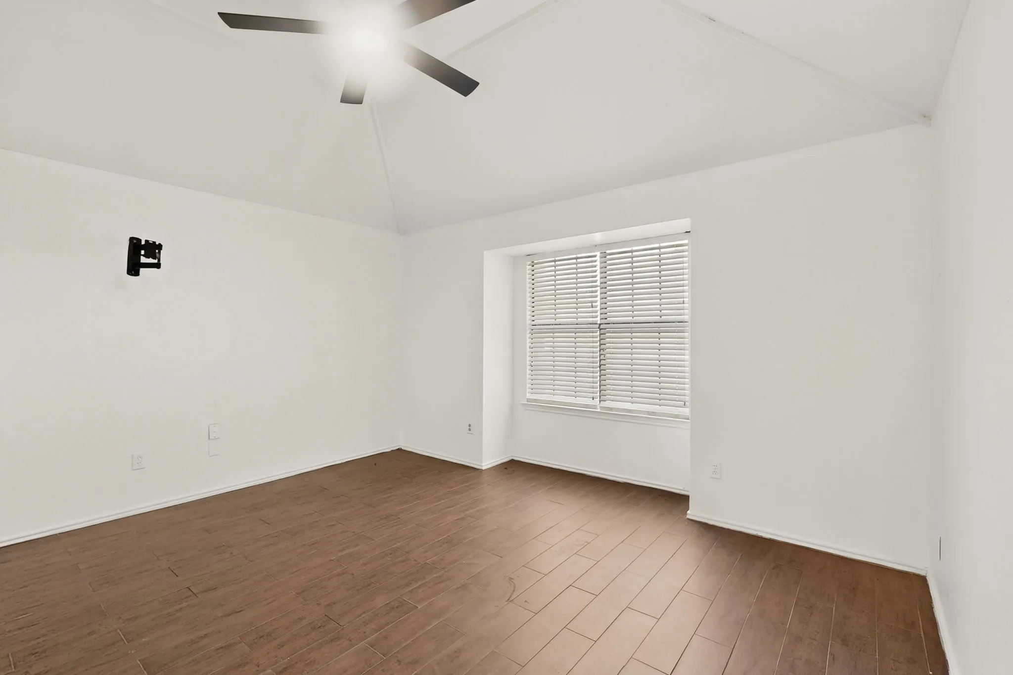 Single Family Residence For Rent in Dallas County , 3305 Bucknell Drive, Rowlett, Texas 75088, 3 Bedroom, 2 Bathroom, 2 Garage spaces, 1,596 Sqft, built in 1985, mls#21238474, Real Estate Agent in Rowlett, Homes For Rent in Dallas county, Homes For Rent in Rowlett, Realtor in Rowlett Texas, Real Estate Brokerage Independent Realty Texas, Luminita Cordes Realtor
