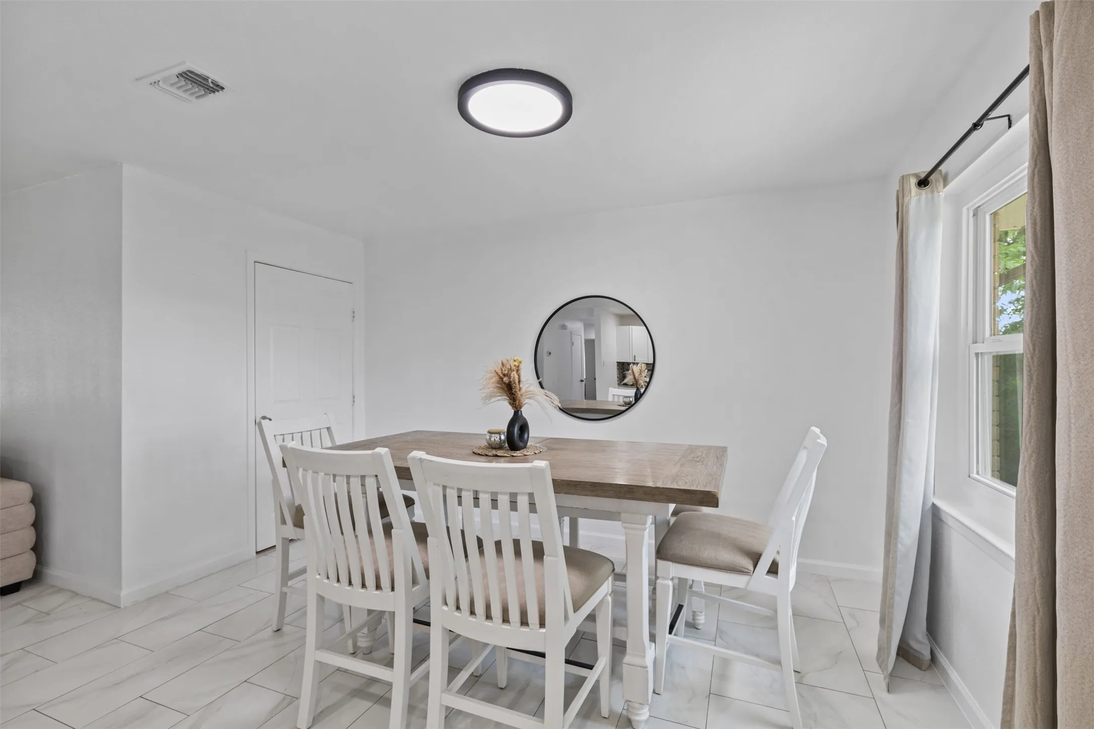 Single Family Residence For Sale in Dallas County , 434 W Phillips Court, Grand Prairie, Texas 75051, 3 Bedroom, 1 Bathroom, 1 Garage spaces, 1,150 Sqft, built in 1956, Preowned, mls#21237997, Real Estate Agent in Grand Prairie, Homes For Sale in Dallas county, Homes For Sale in Grand Prairie, Realtor in Grand Prairie Texas, Real Estate Brokerage Independent Realty Texas, Luminita Cordes Realtor